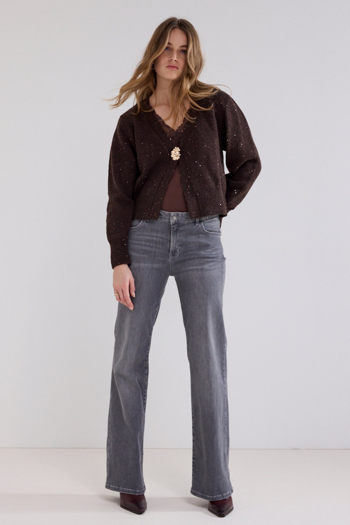 Donkere chocolade Tramontana vest met knopen, elegante design en voorkant, modieuze en comfortabele dameskleding.