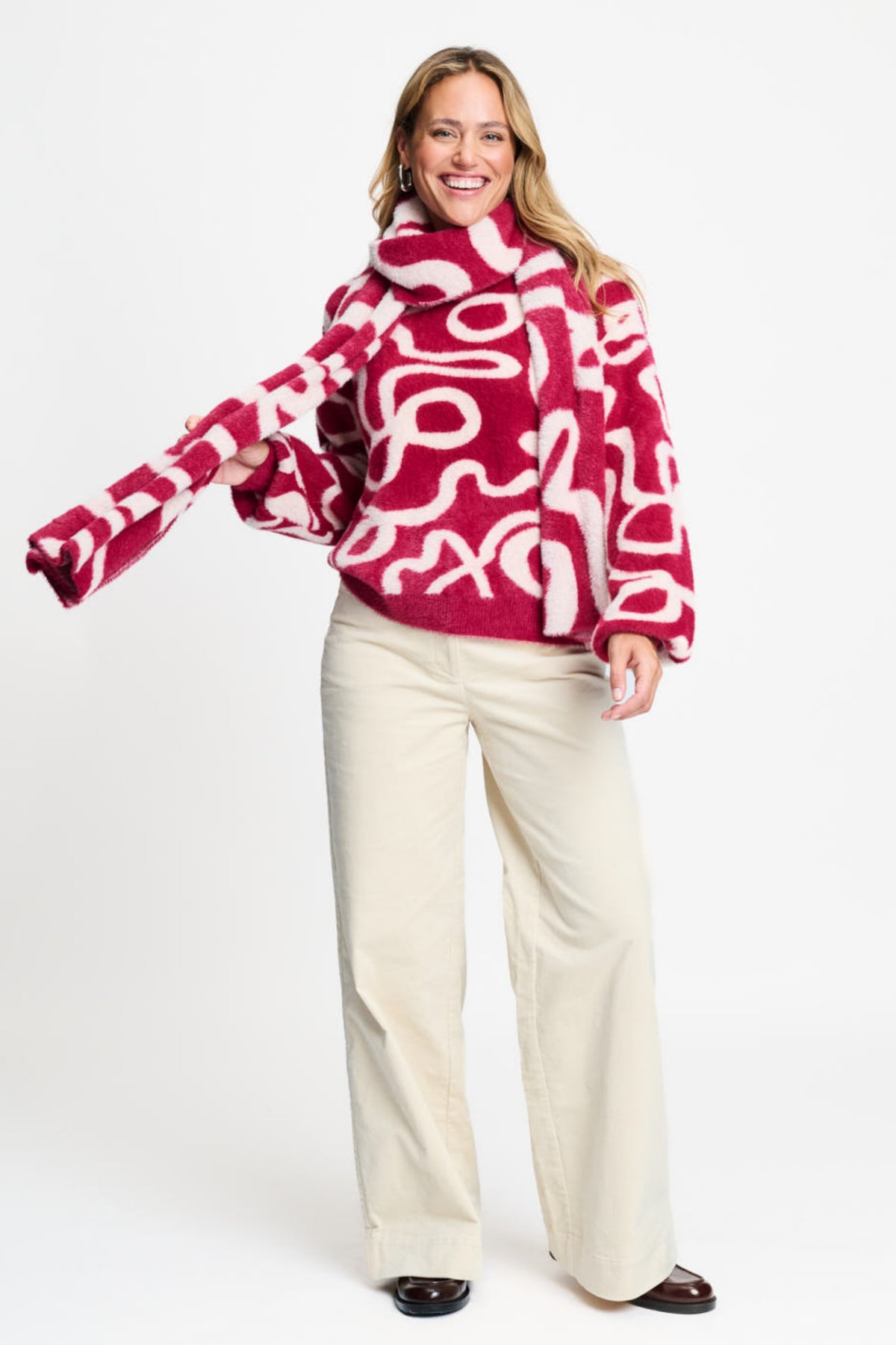 POM Amsterdam Frida Bow trui in burgundy rood met bow-detail, zachte gebreide stof en stijlvolle pasvorm.