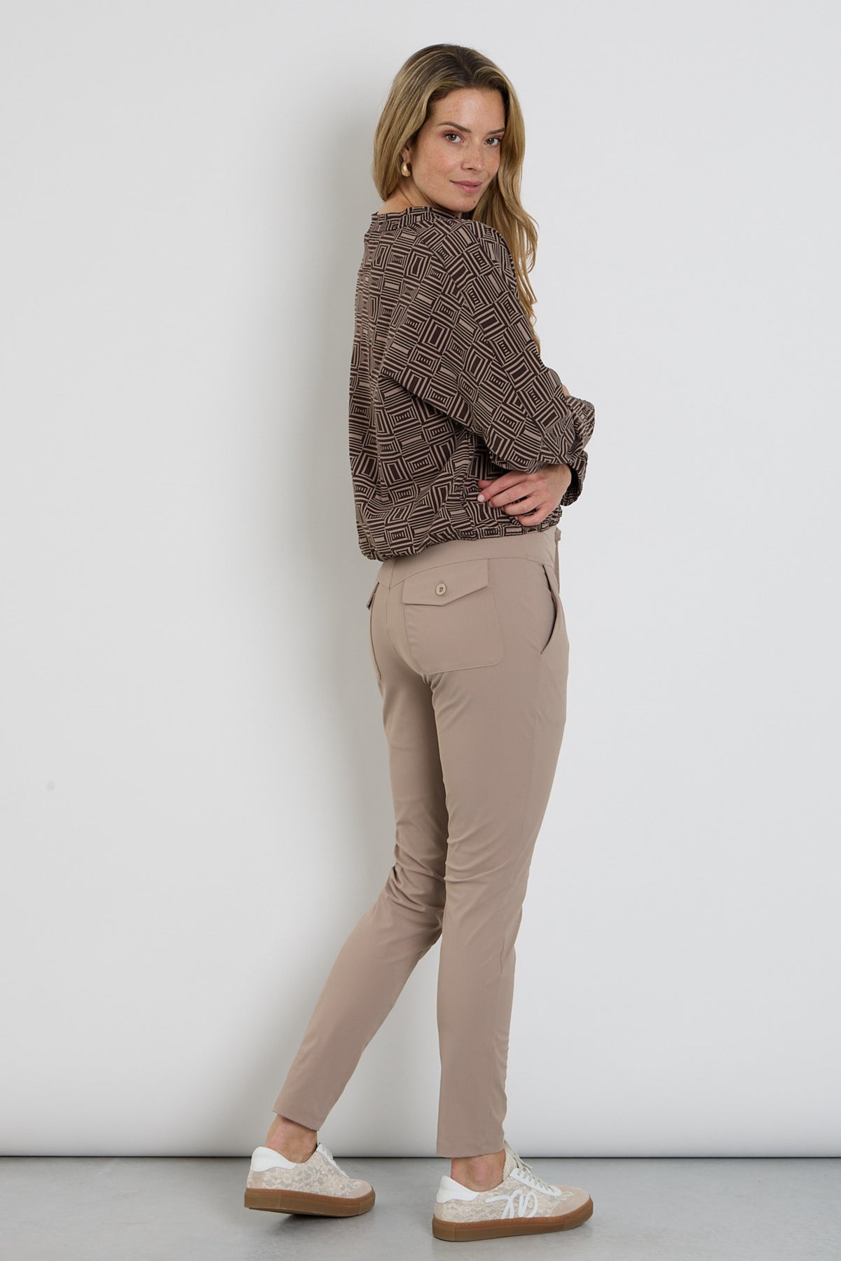 Taupe reisbroek van Zoso, met comfortabele pasvorm en praktische zakken, geschikt voor reizen en dagelijks gebruik.