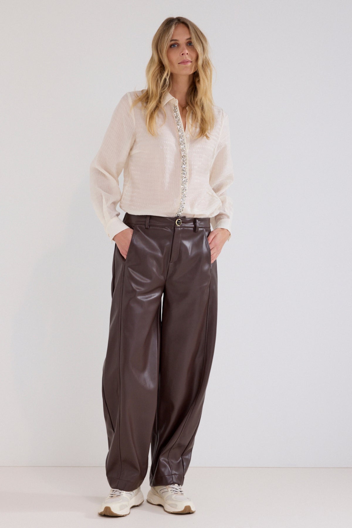Donkere bruine broek van Tramontana Barrel Fit Pu met een slanke pasvorm en modieuze uitstraling.