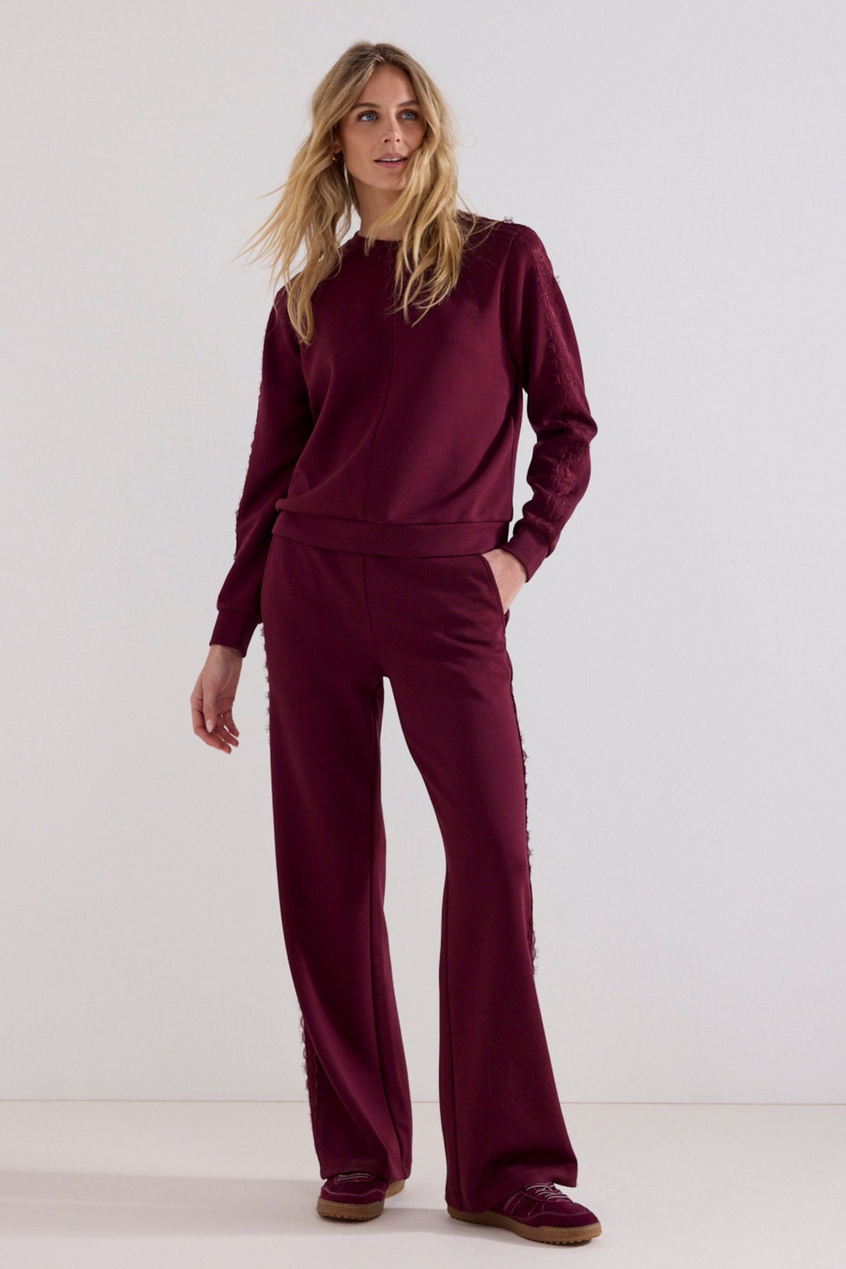 Tramontana technische sweatbroek met ruches in kersenrood, comfortabel en sportief met lace-details, voor dames.