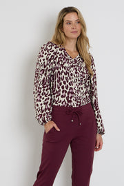 Zoso travel blouse Nathalie in mauve en bordeaux, lichtgewicht en comfortabel, met elegante pasvorm en stijlvolle details.