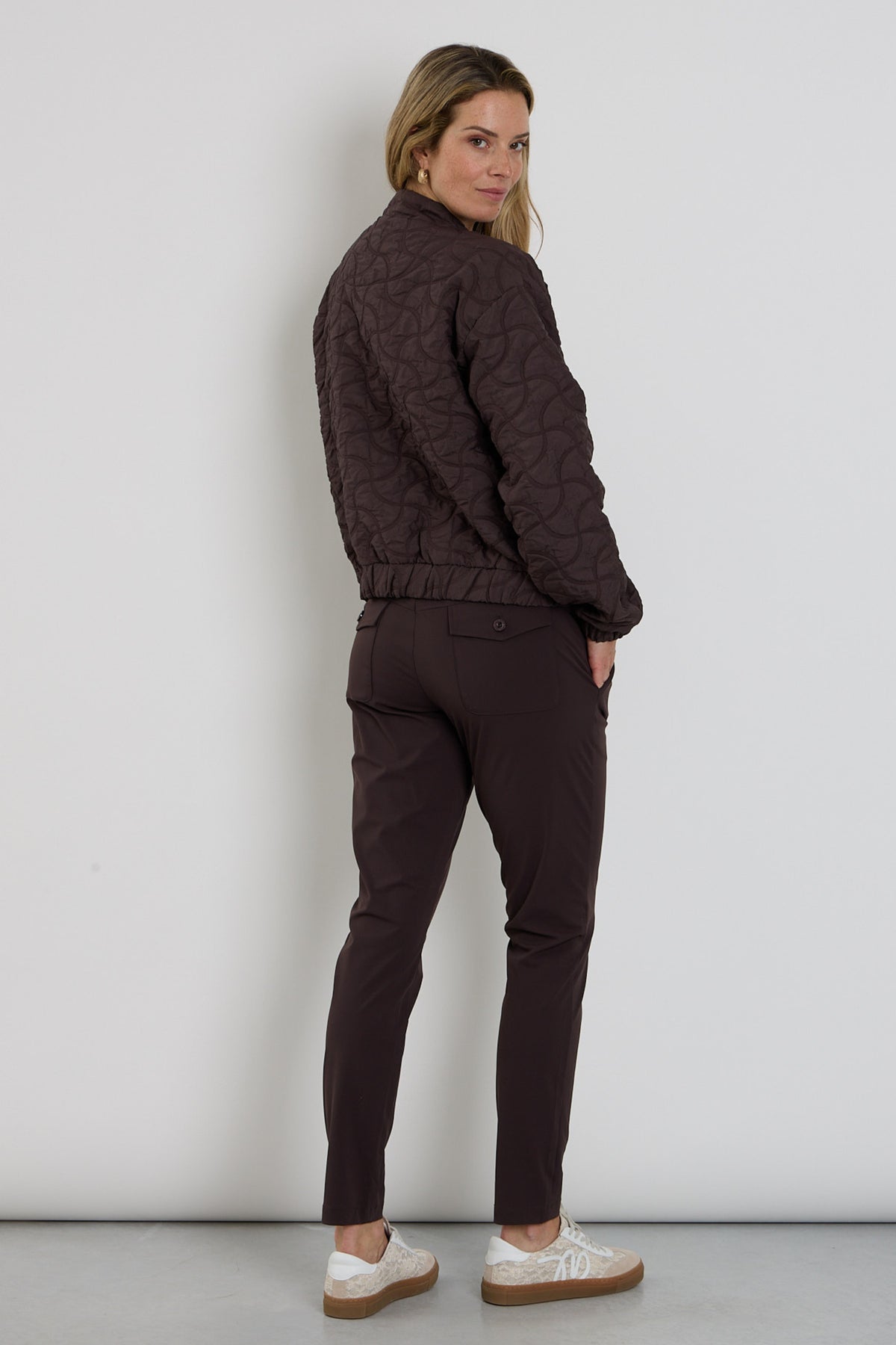 Zoso Travel Broek Amber Espresso in donkerbruin stof, getoond met een rechte pasvorm en elastische taille voor comfortabel reizen