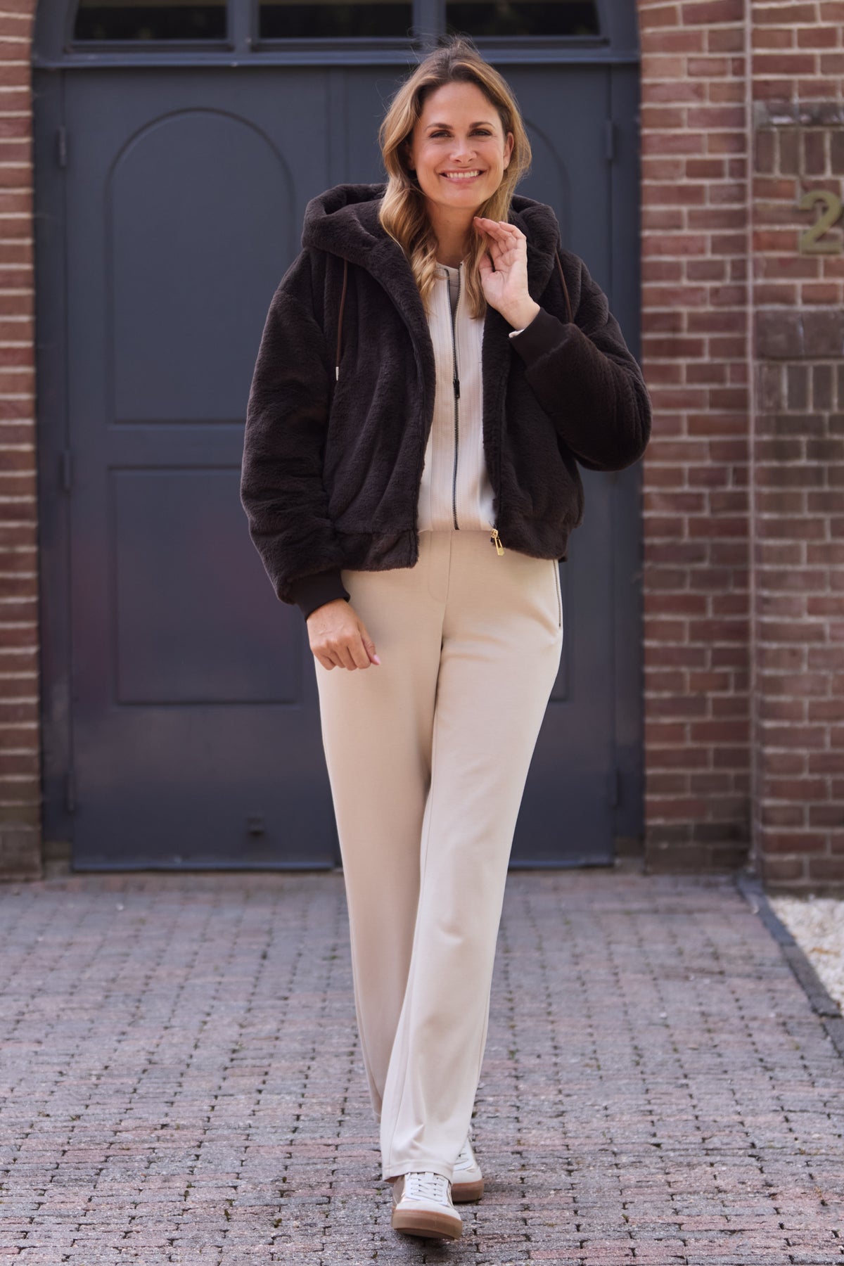 Zoso Jacky Espresso 265 jas voor dames, donkerbruine stoffen jas met ritssluiting en capuchon, stijlvolle winterkleding