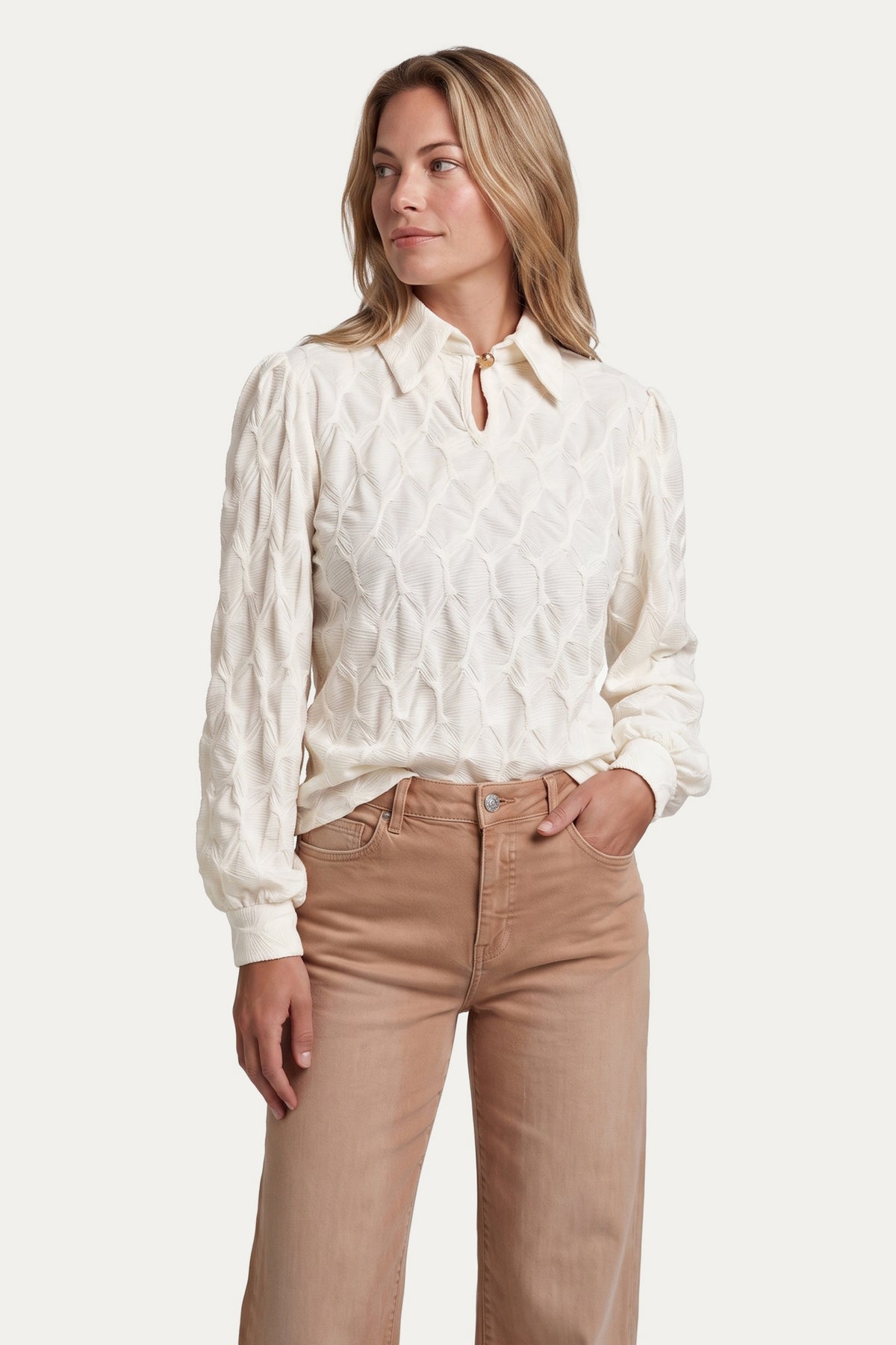 Witte wollen top van G-maxx, model Lucasta, met zachte textuur en comfortabele pasvorm, gedragen door een model.