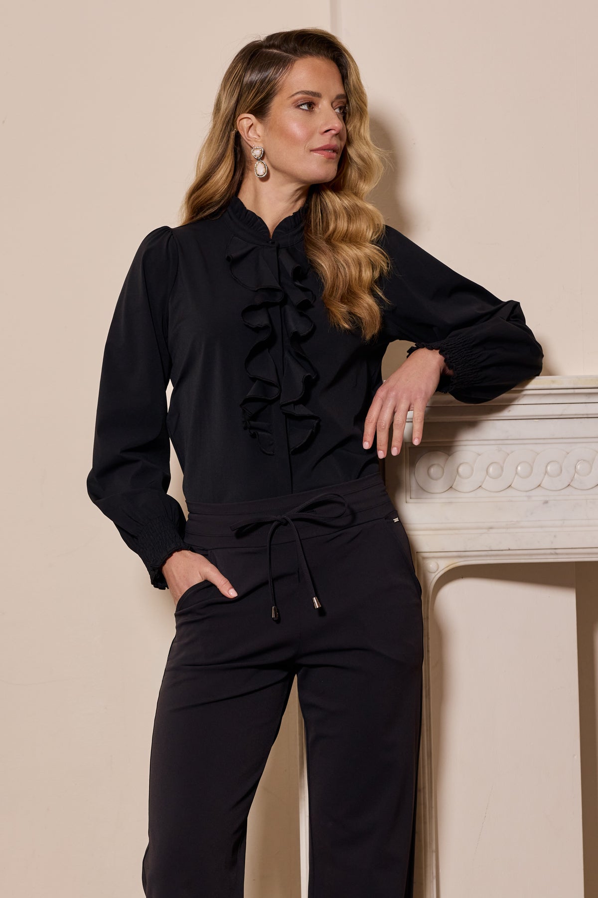 Mi Piace Bonded Travel broek flared in zwart, comfortabele damesbroek met uitlopende pijpen