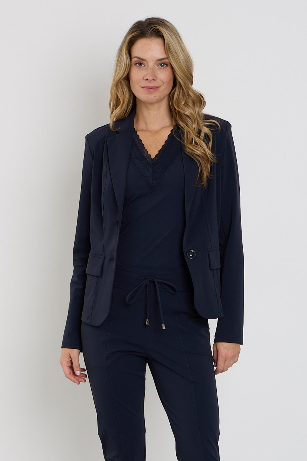 Lichtblauwe Travel Top Lace van Mi Piace met kanten details, geschikt voor reizen en casual dragen