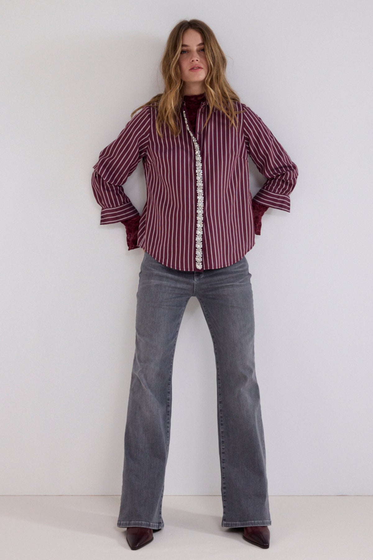 Blouse van Tramontana met gestreepte print en strass details, met knoopsluiting en frisse pomegranate kleur.
