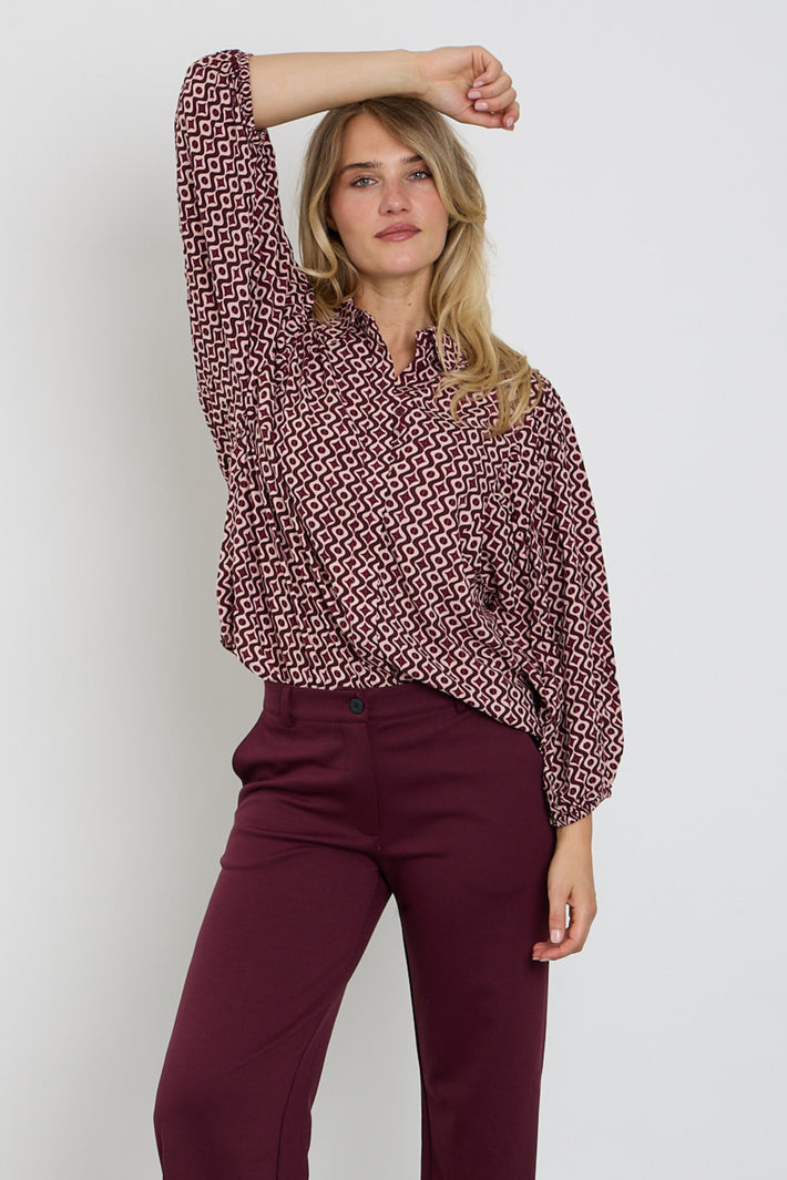 Lichte mauve blouse Fqadney van Freequent met lange mouwen en ronde hals, gedragen door een model.