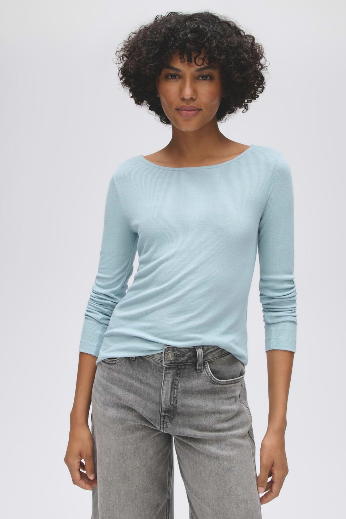 Opus T-shirt Smallo Dusty Aqua, katoenen kledingstuk met ronde hals en korte mouwen, lichtblauw tint.