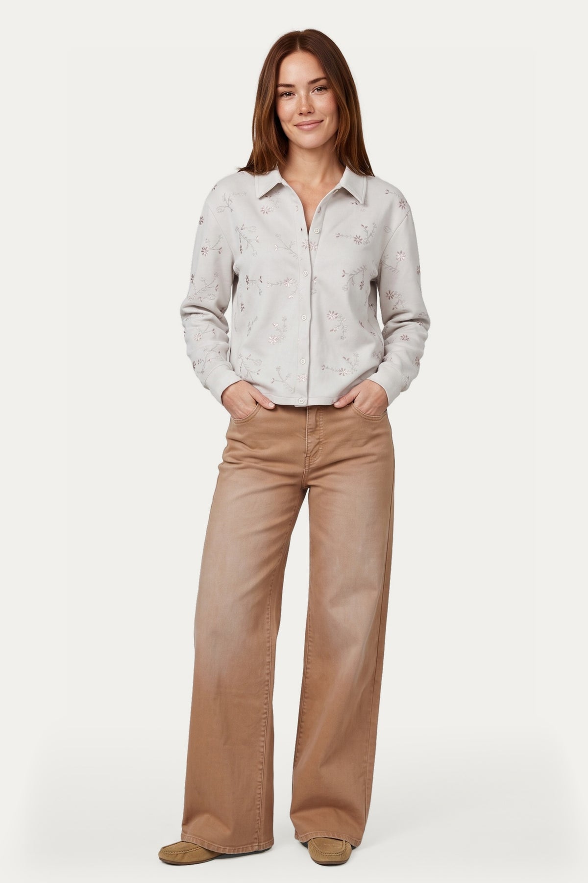 G-maxx blouse Blythely Sand met lange mouwen en losse pasvorm, weergegeven op een model in een lichte, zandkleurige blouse.