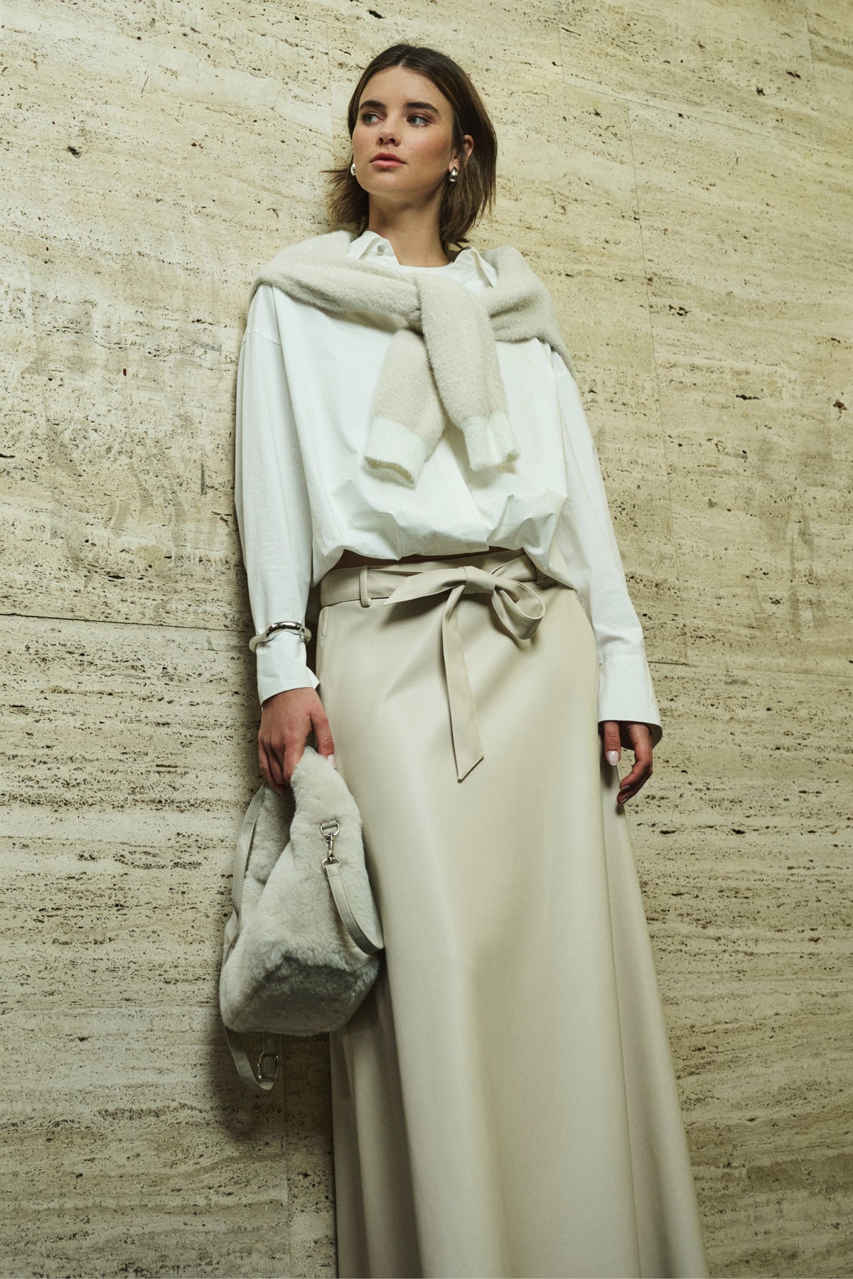 Lichte Chelsea rok van Rino & Pelle in beige met rechte snit en subtiele details, gedragen door een model.