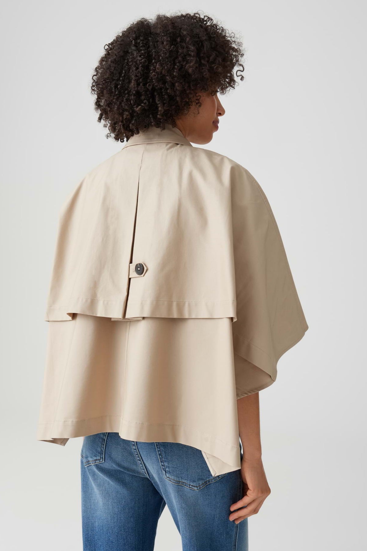 Licht beige Hanisse jas van Opus met stijlvolle pasvorm en details, geschikt voor casual en formele gelegenheden.