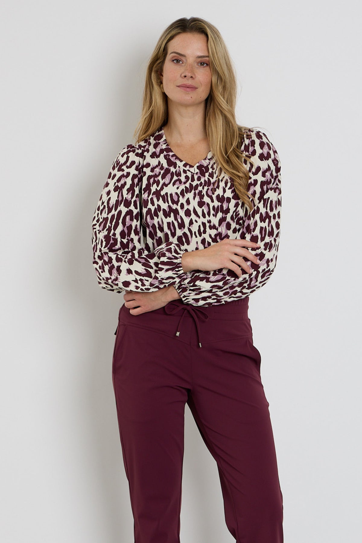 Zoso reisblouse Nathalie in mauve en bordeaux, lichte en comfortabele blouse met elegante pasvorm en zachte stof.