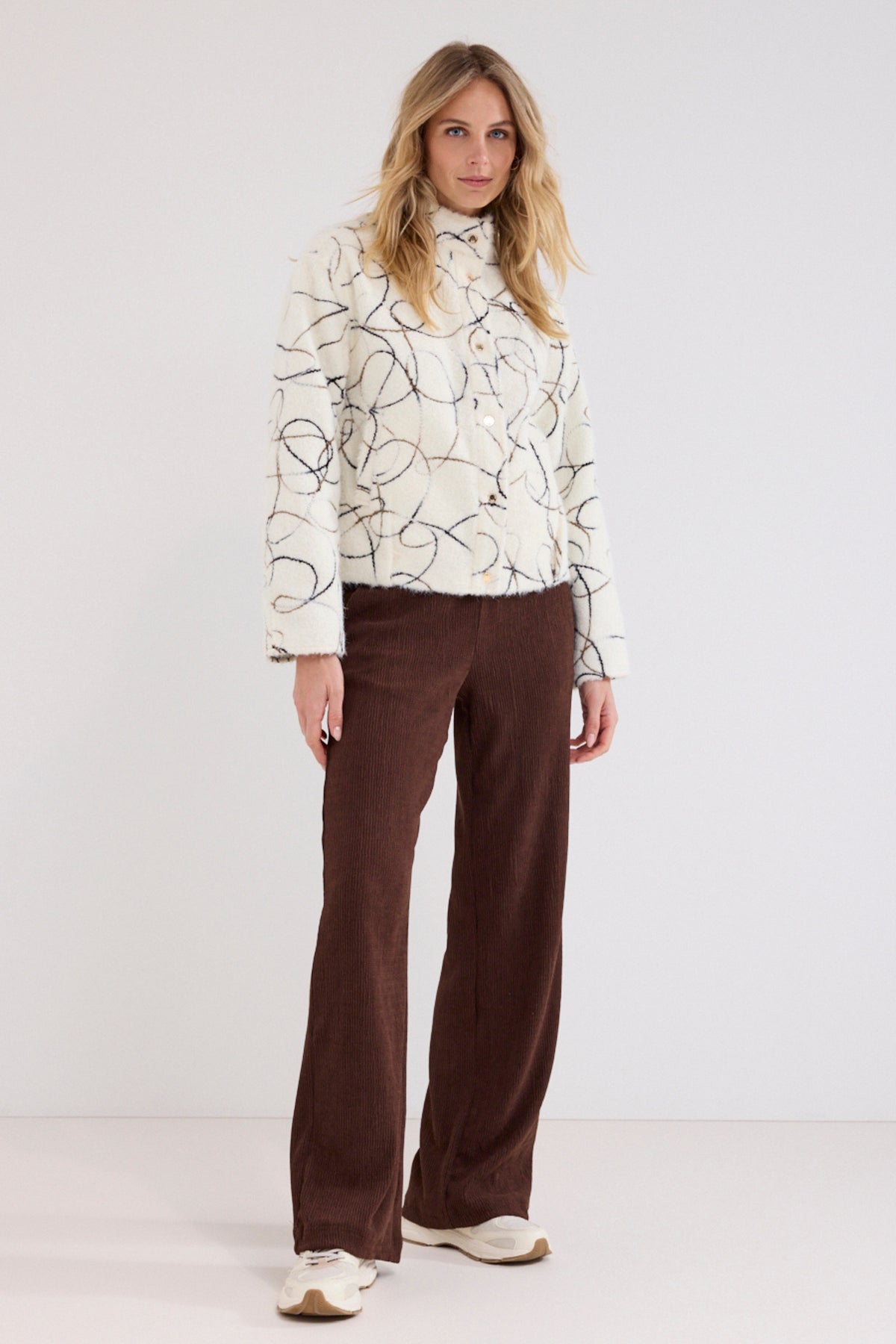 Knitted brede broek in chocoladebruin van Tramontana, losse pasvorm met wijde pijpen en comfortabele uitstraling.