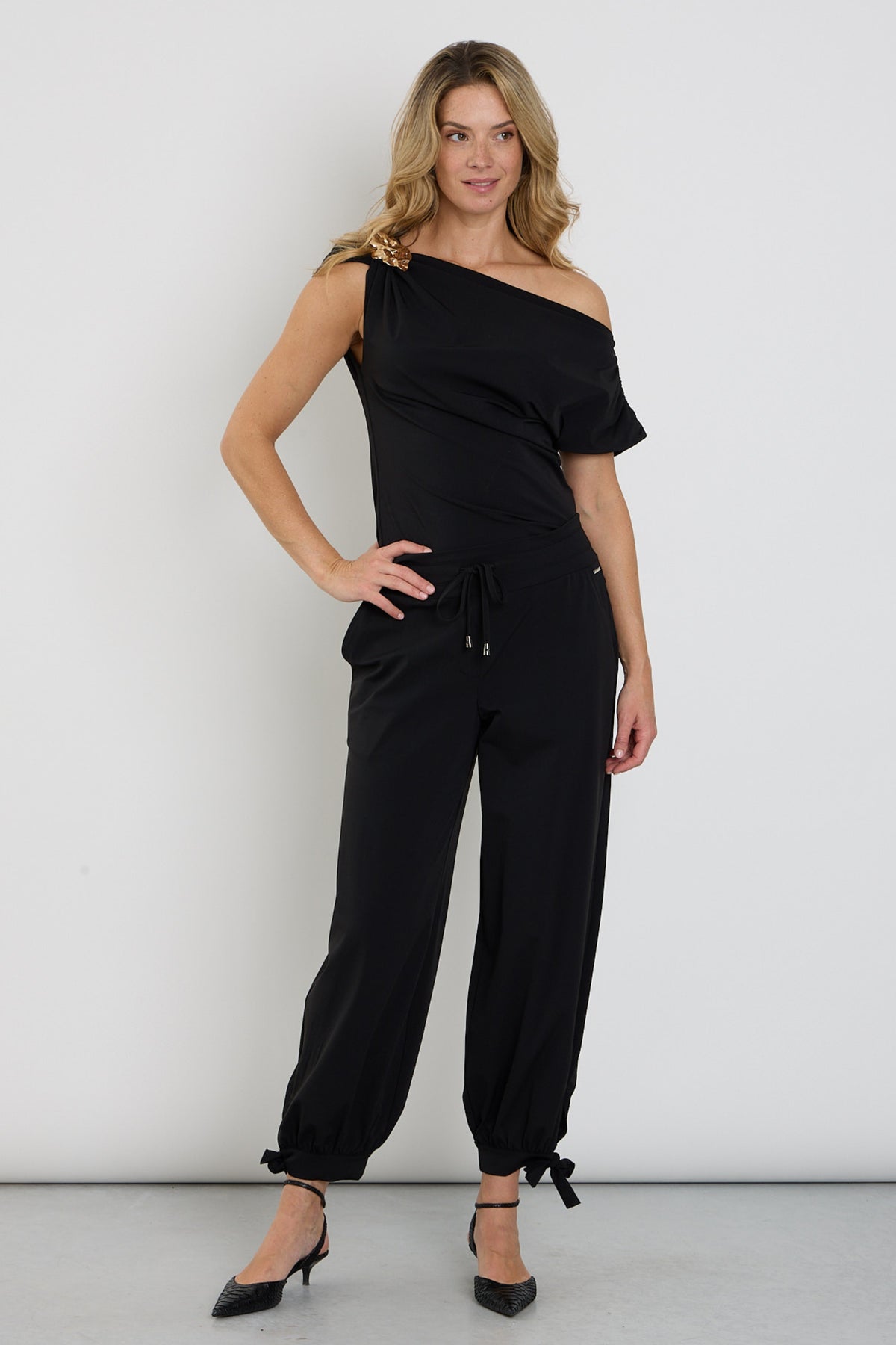 Zwarte Mi Piace travel ballon broek met wijde, comfortabele pasvorm en elastische taille voor een casual look.