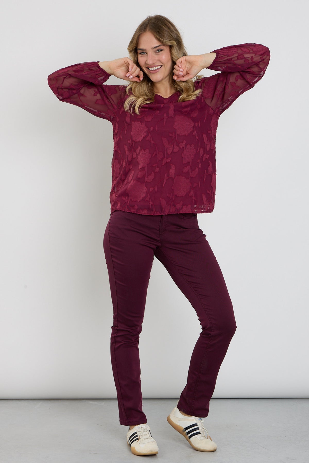 Lichte blauwe 5-pocket broek van Enjoy, model Port 927049, met knoop- en ritssluiting en comfortabele pasvorm.