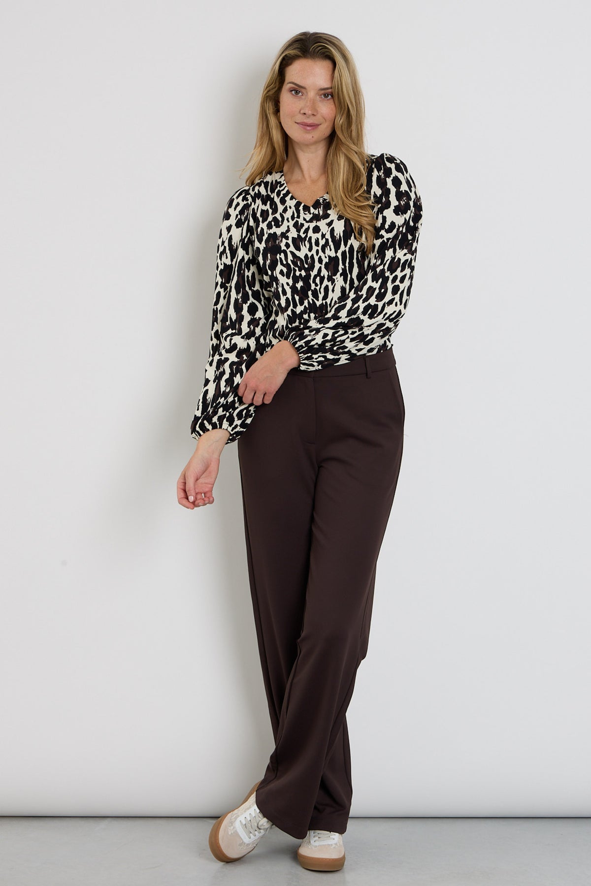 Zoso Travel blouse Nathalie in zwart espresso, korte mouwen en losvallende pasvorm, perfect voor reizen en dagelijks gebruik.