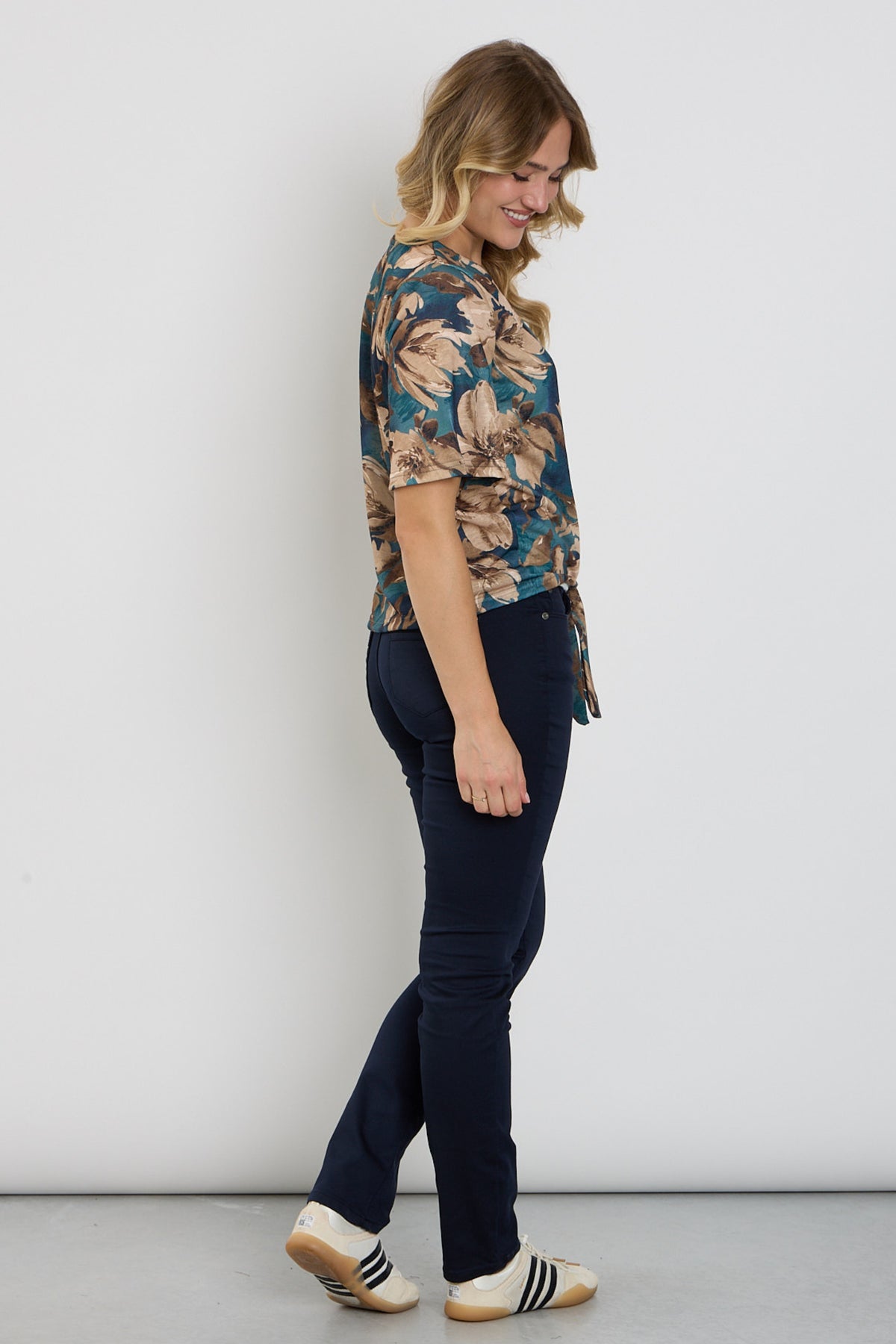 Enjoy 5-pocket broek in indigo denim met klassieke snit en moderne details, zichtbaar met ritssluiting en vijf zakken.