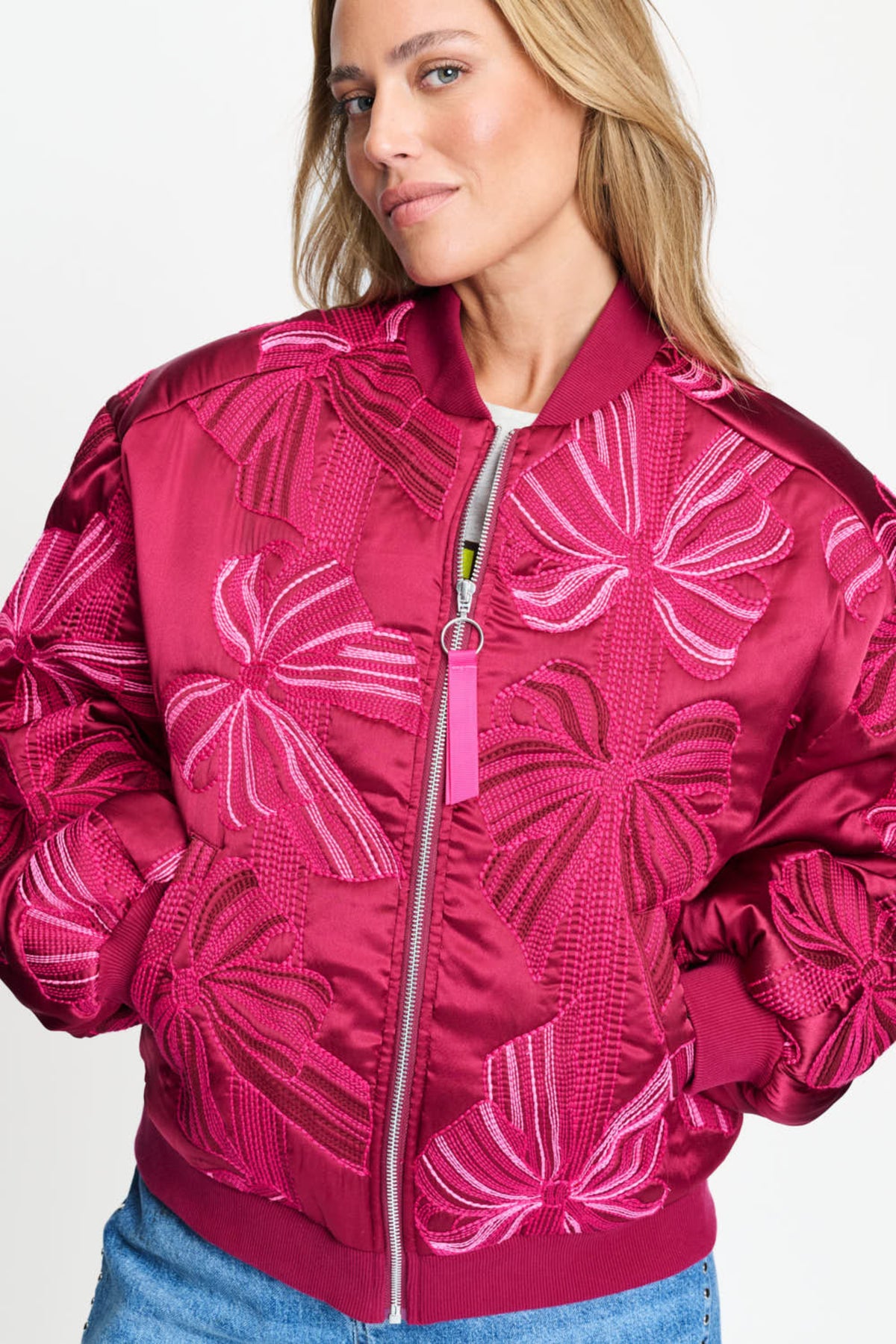 POM Amsterdam Ashley geborduurde jas met strikdetails, lichtgewicht en modieus, perfect voor herfst en winter.