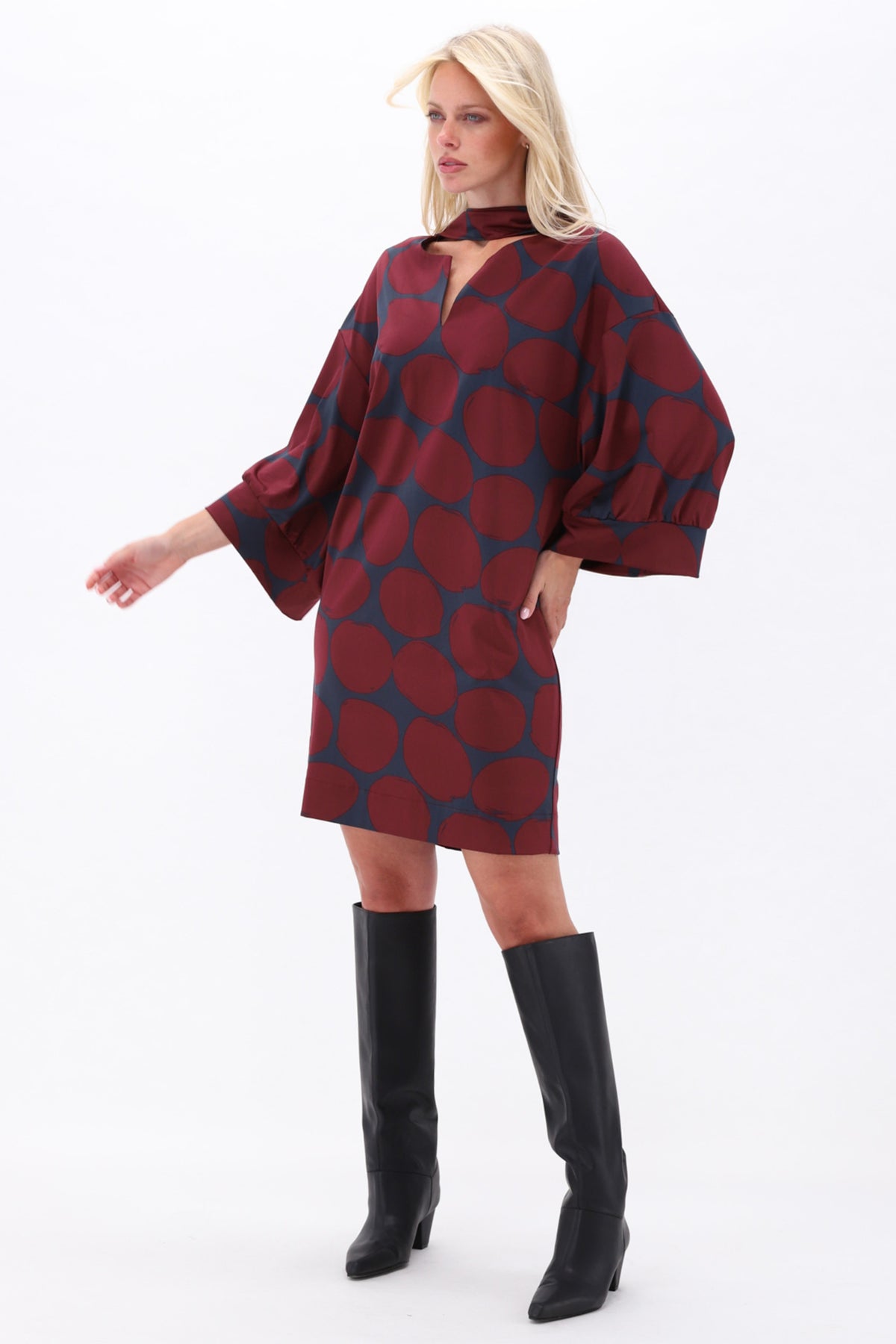 K-design jurk met sjaaltje met kleurrijke print, elegante stijl en modieus ontwerp voor speciale gelegenheden.