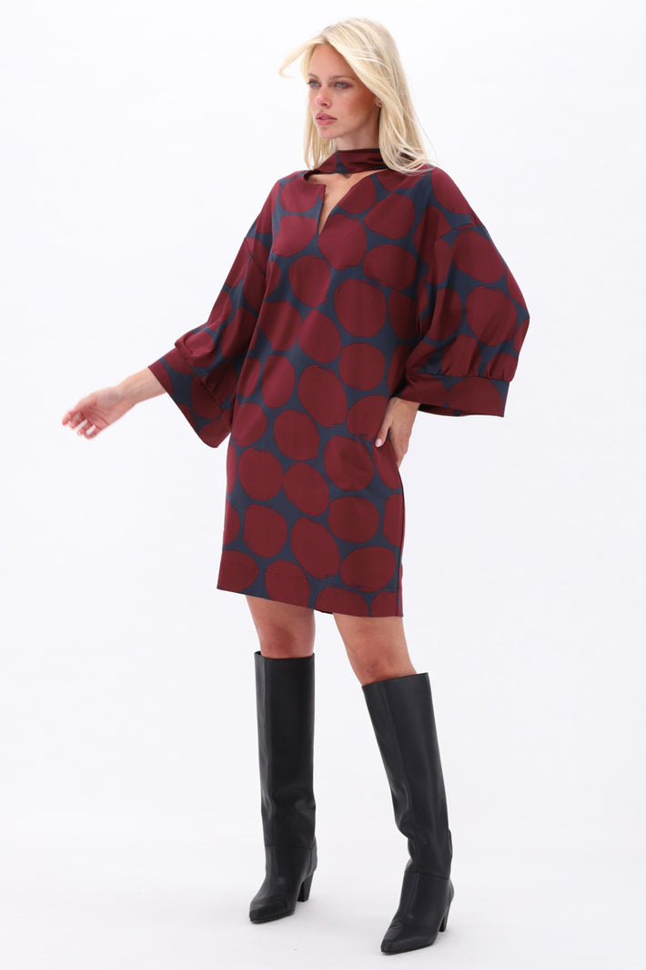 K-design jurk met sjaaltje met kleurrijke print, elegante stijl en modieus ontwerp voor speciale gelegenheden.