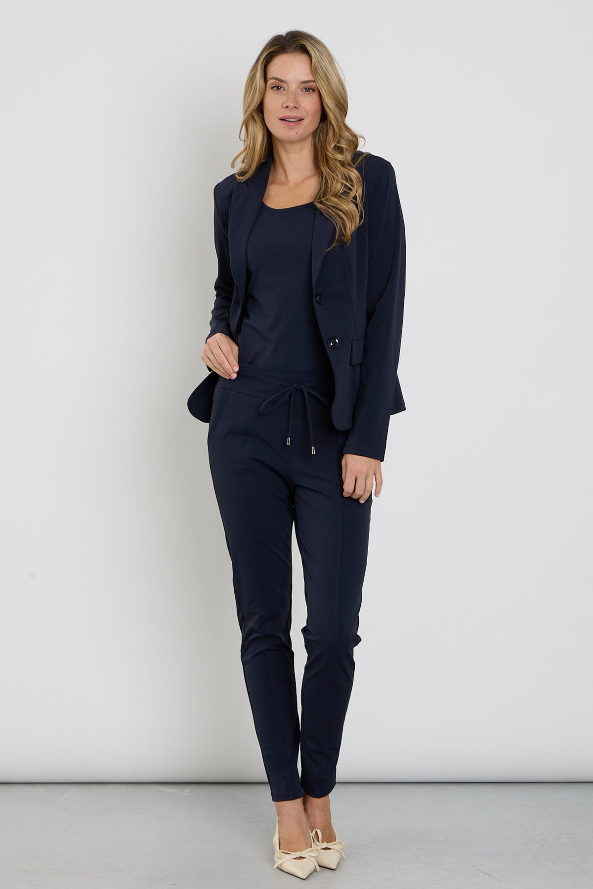 Navy blauwe bonded reisbroek van Mi Piace, getoond in close-up met elastische taille en comfortabele pasvorm.