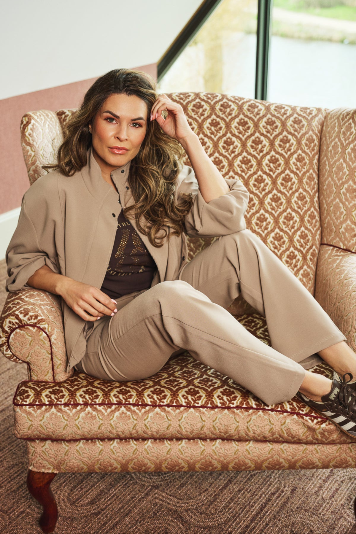 Taupe Joyce broek van Zoso, stijlvolle damesbroek met comfortabele pasvorm en moderne snit, zichtbaar op de afbeelding.