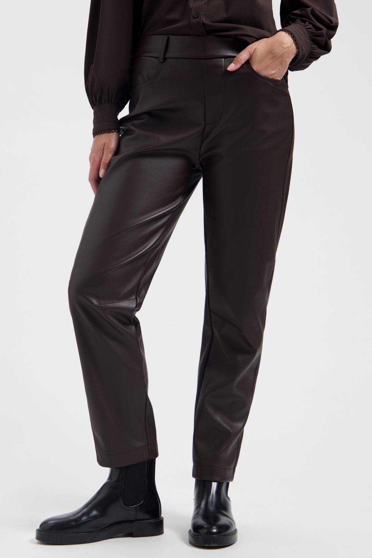 Donkere bruine Lady Day broek Idina met rechte snit en comfortabele pasvorm, zichtbaar in de afbeelding.