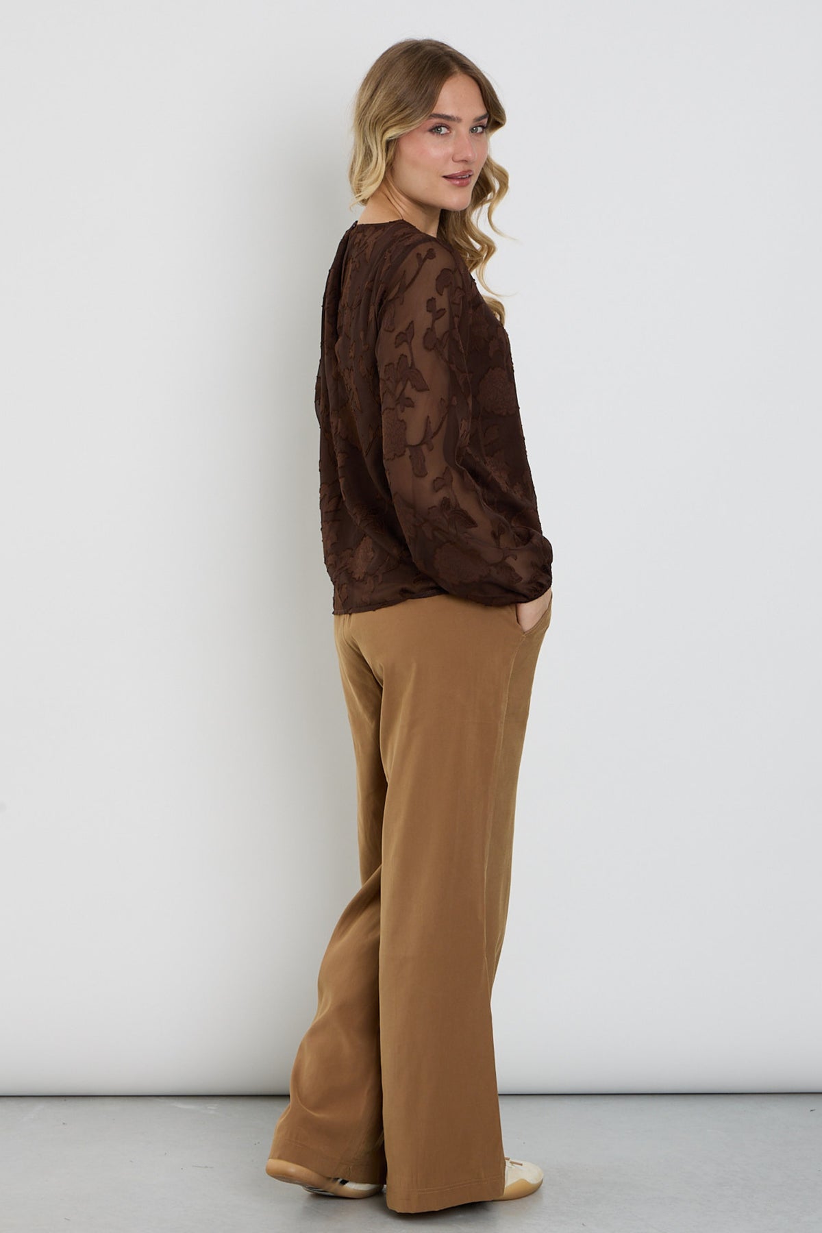 Wijdere broek in camel kleur van Enjoy, stijlvolle wide leg pasvorm, zichtbaar in de afbeelding.