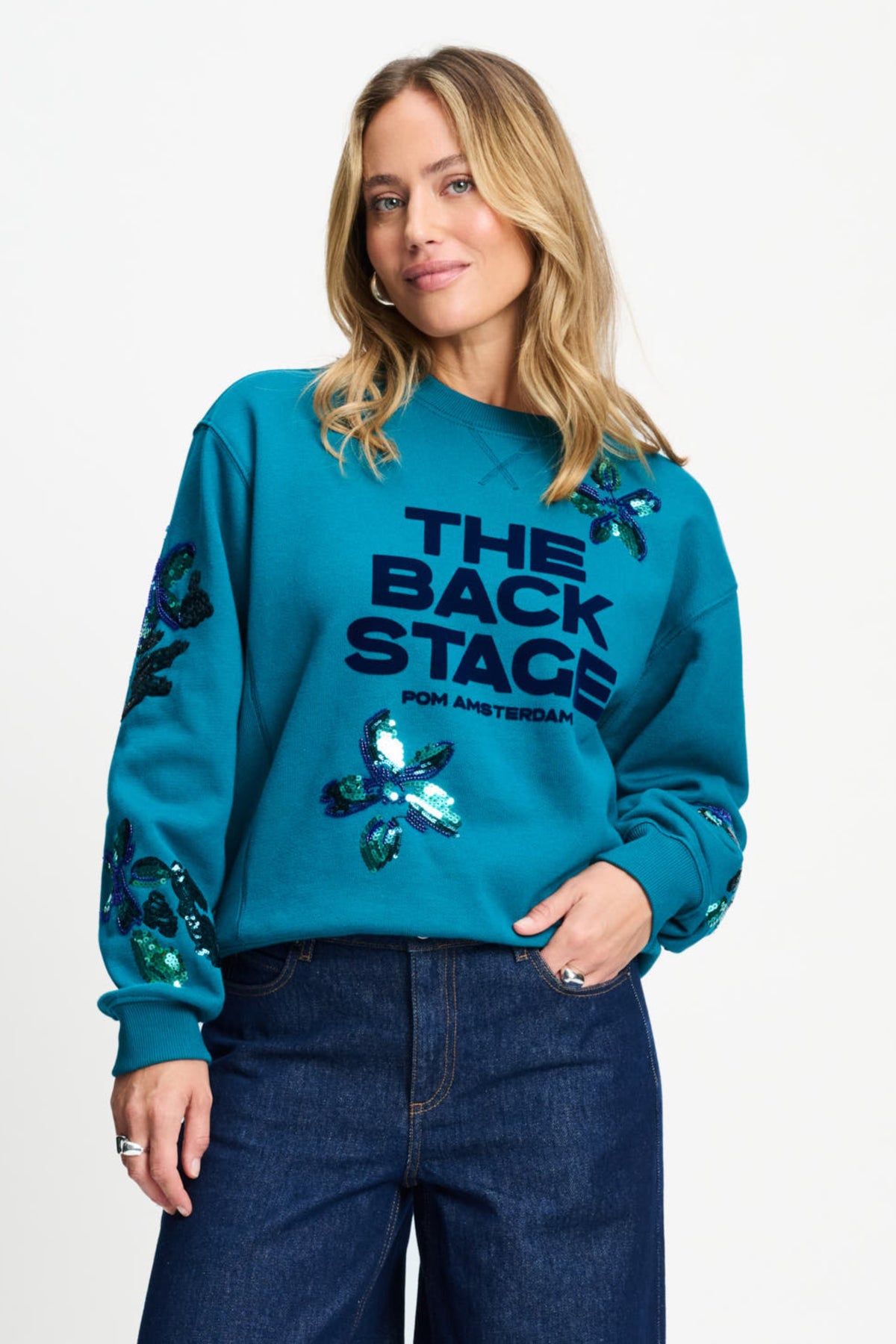Groene sweater Sascha The Backstage van POM Amsterdam, dicht bij het lichaam, met ronde hals en lange mouwen.