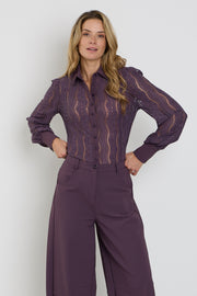 Mi Piace Travel Blouse Kant Plum, elegante blouse met kleurrijk patroon en comfortabele pasvorm, zichtbaar in de afbeelding.
