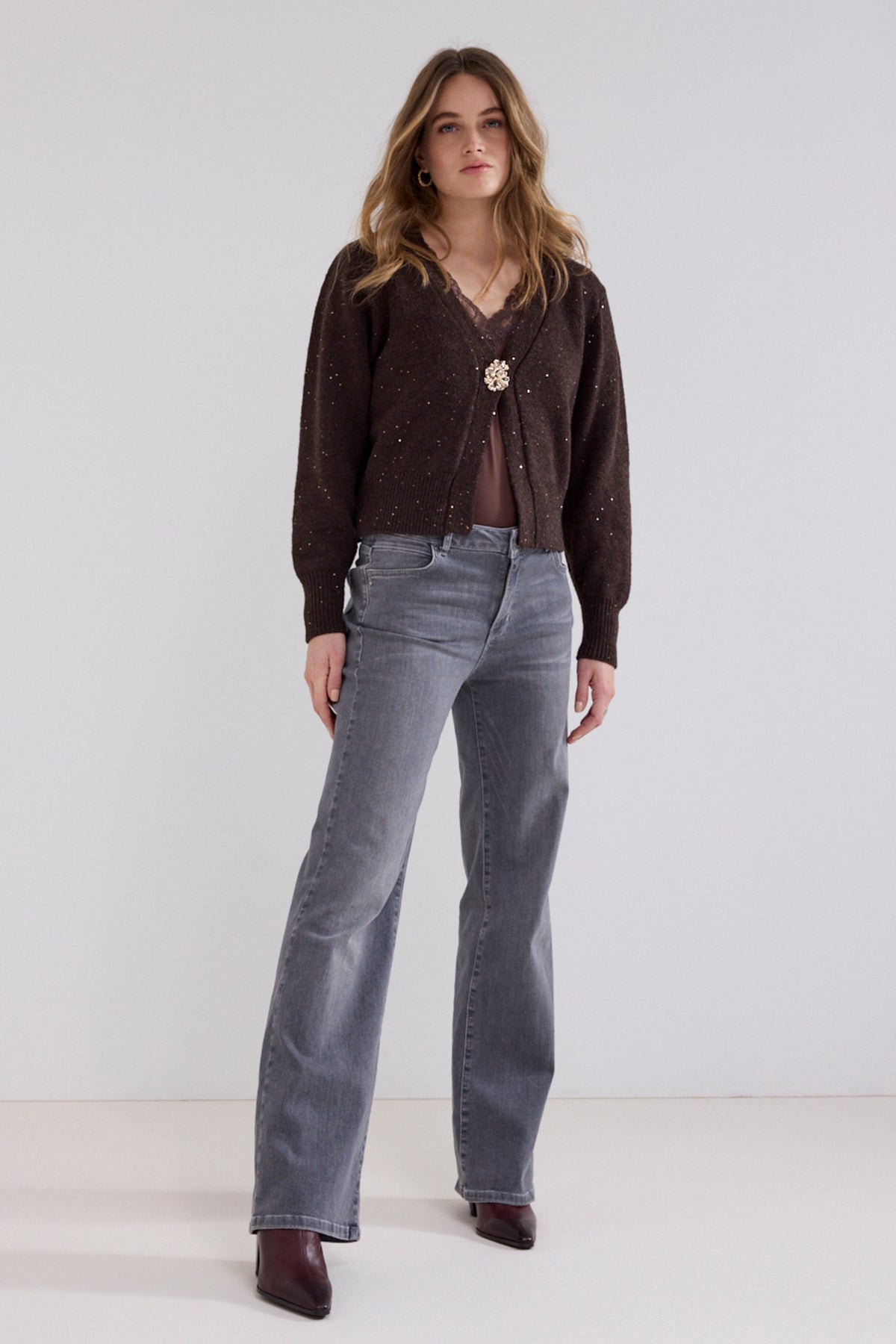 Luxe bruine vest met knopen van Tramontana, elegante ontwerp met knopen en stoffen details, perfect voor formele gelegenheden