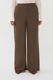 Donkere Ydence Yade Mud broek met elastische taille en comfortabele pasvorm, ideaal voor casual en outdoor gelegenheden.