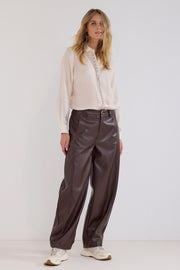 Donkere bruine Tramontana Barrel Fit leren broek met rechte snit en comfortabele pasvorm, getoond in close-up.