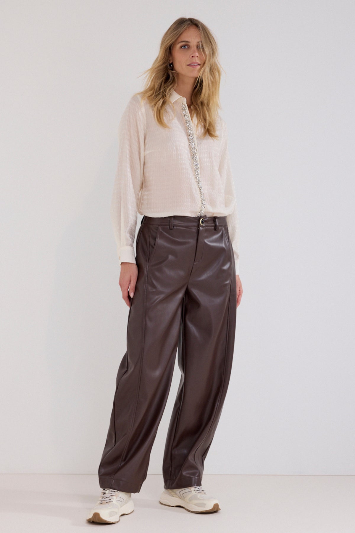 Donkere bruine Tramontana Barrel Fit leren broek met rechte snit en comfortabele pasvorm, getoond in close-up.