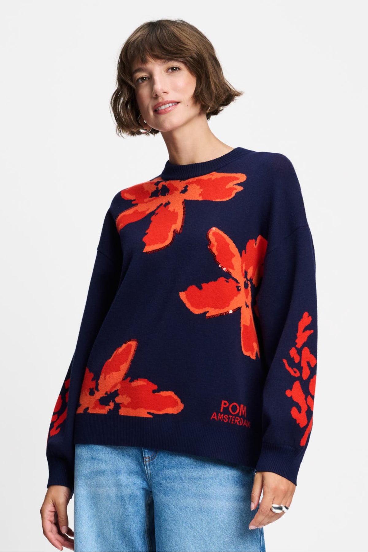 Lichte rode trui Alicia Bloom Rouge van POM Amsterdam, gebreide textuur en ronde hals, gedragen door model.