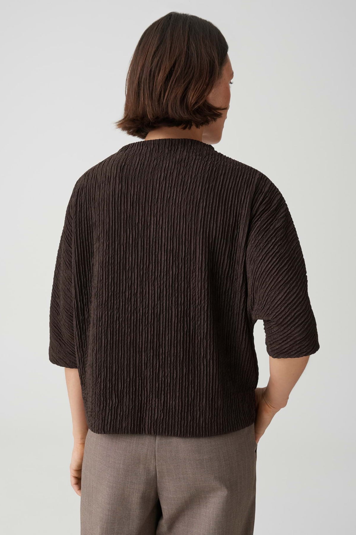 Opus T-Shirt Sirelo Affogato met logo in zwart en wit, casual katoenen T-shirt voor heren en dames.