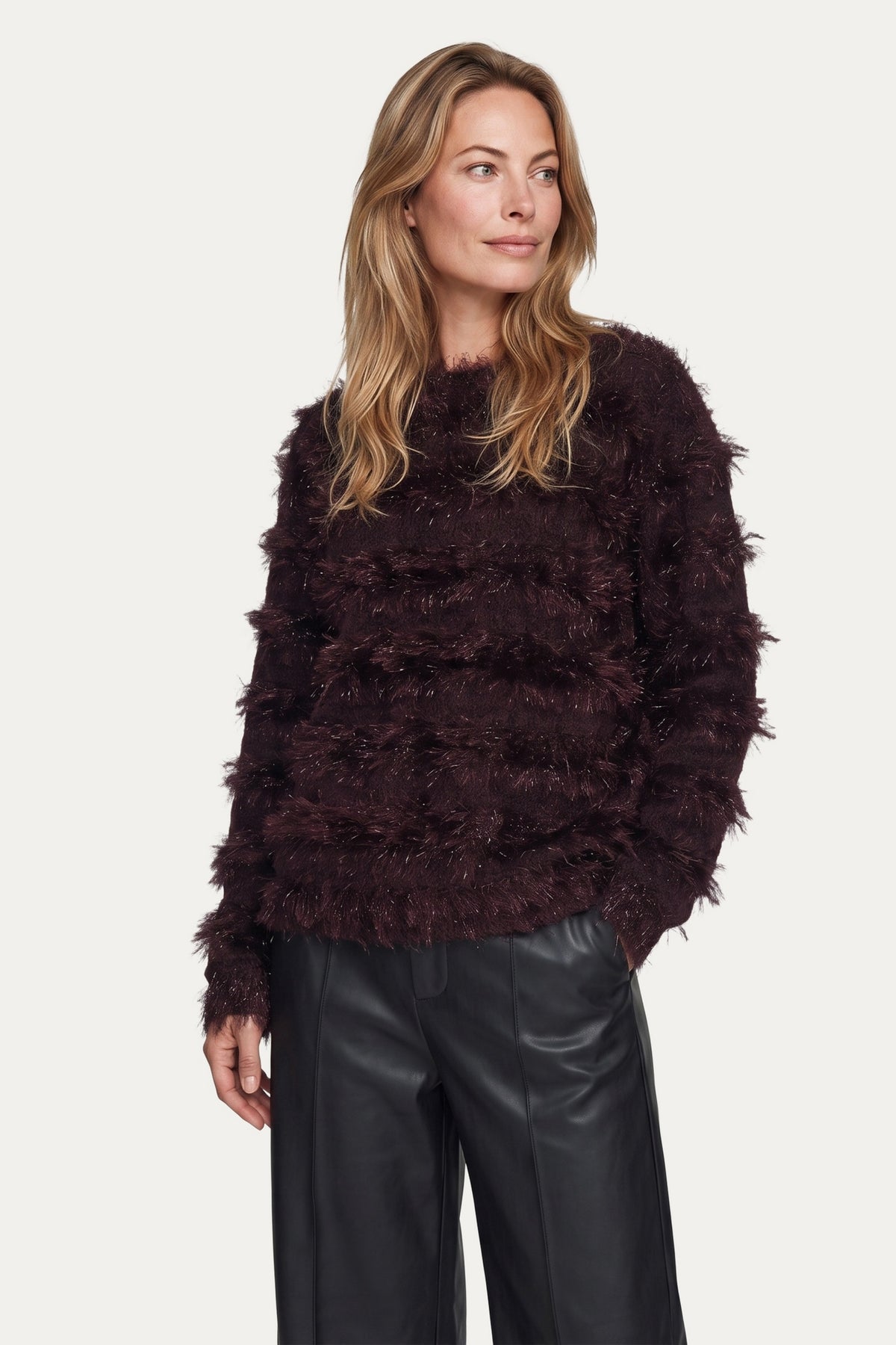 G-maxx Amabel Warm Aubergine top in diepe aubergine kleur, zachte stof en casual pasvorm, gedragen door een model.
