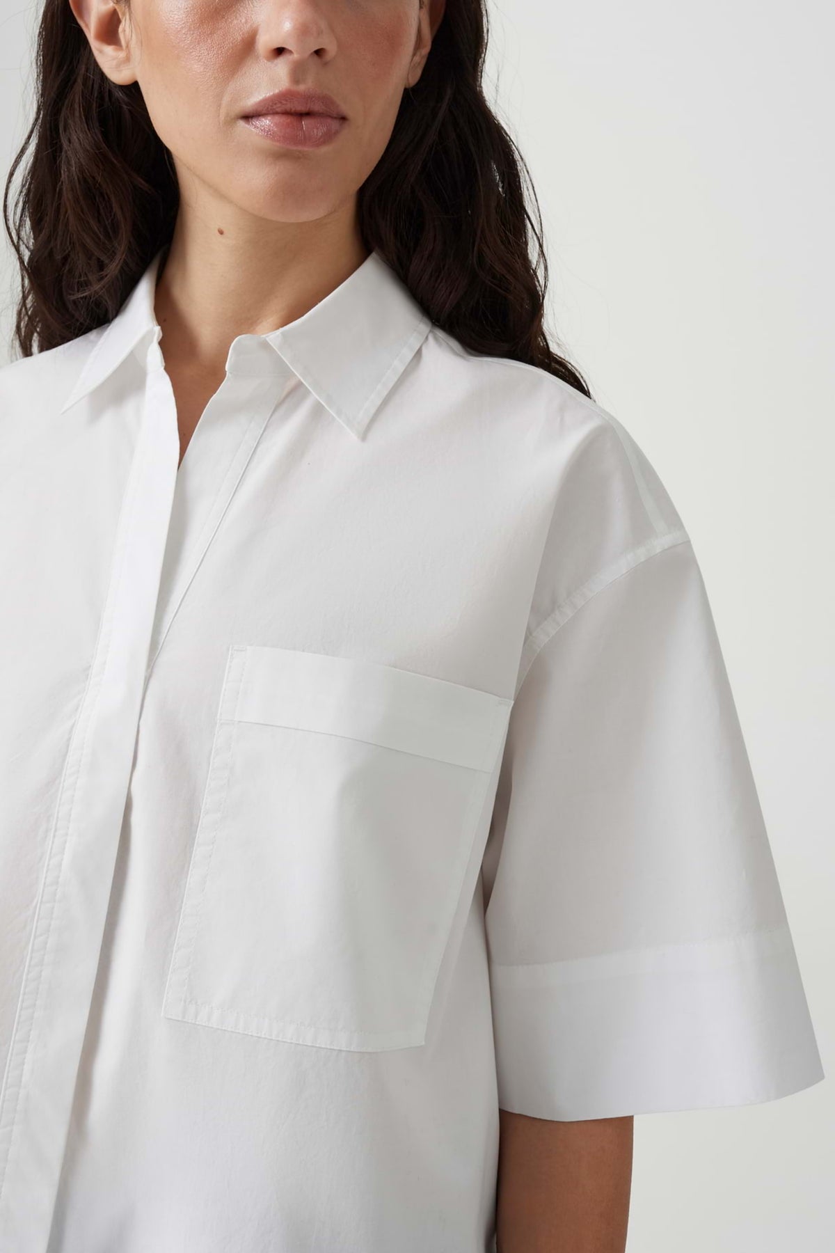 Witte blouse van Opus met lange mouwen en knoopsluiting, gedragen door een model, geschikt voor casual en zakelijke outfits