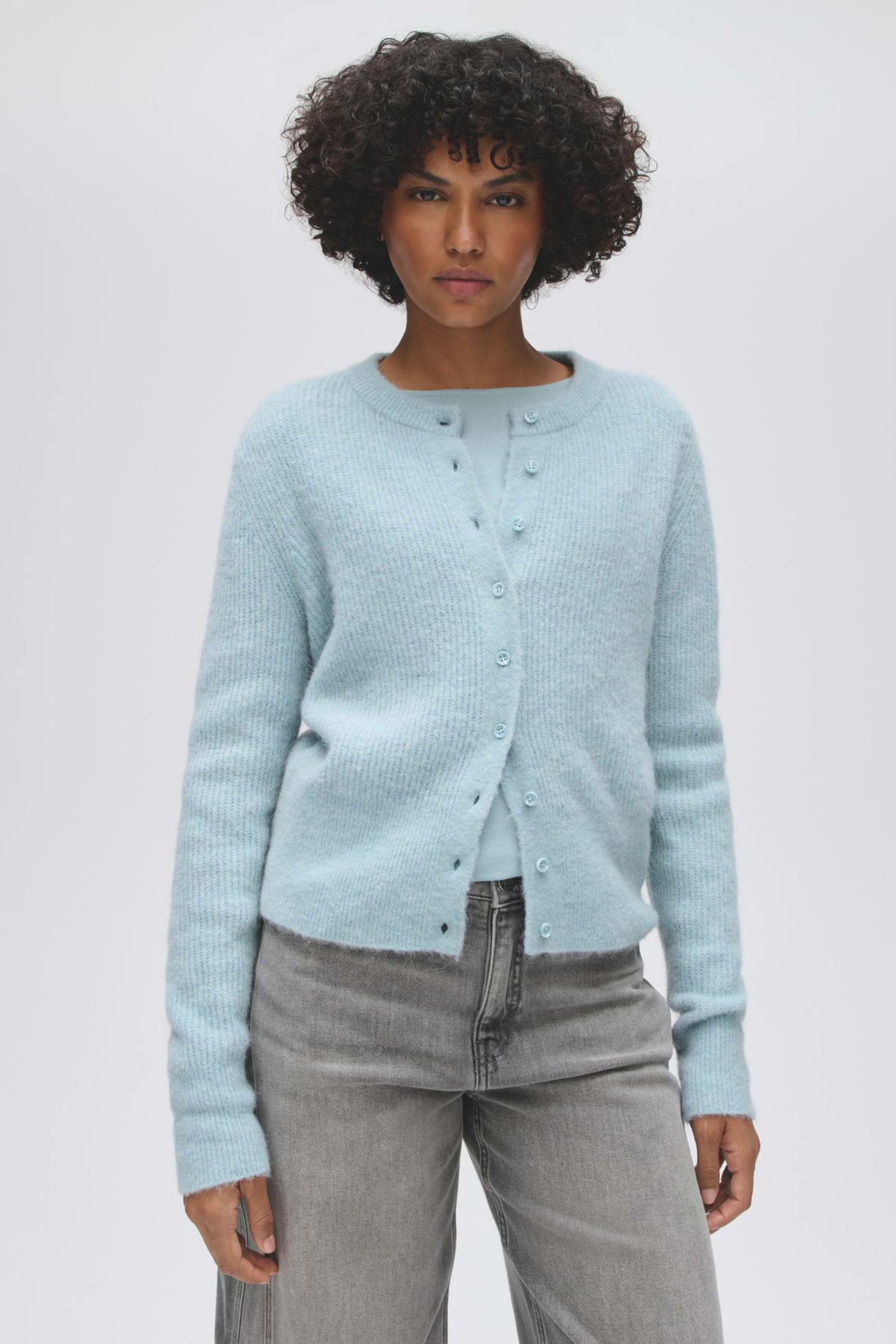 Lichtblauwe Dreni vest van Opus, comfortabele pasvorm, getoond op een modell.