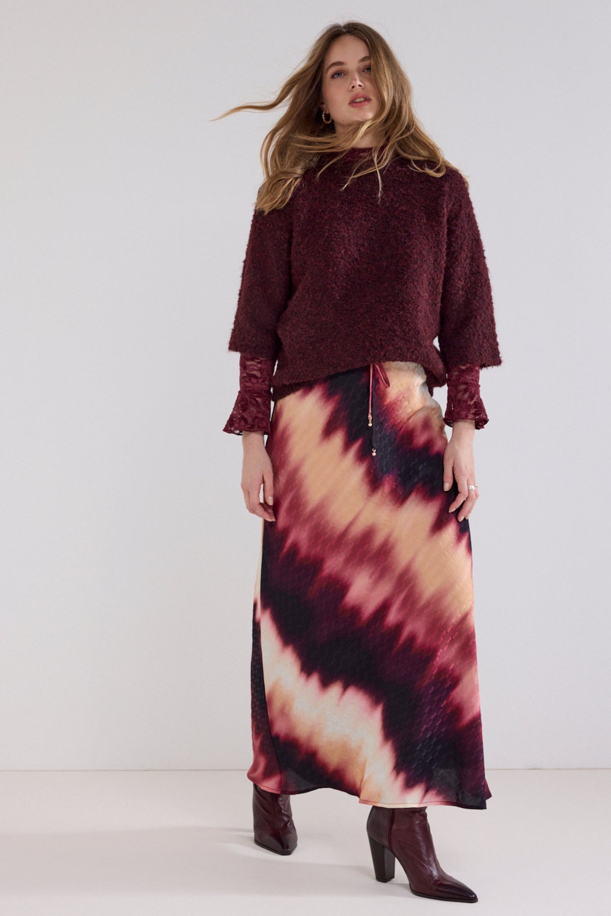 Tramontana boucle trui in Pomegranate kleur met ronde hals en zachte textuur, geschikt voor casual en stijlvolle outfits