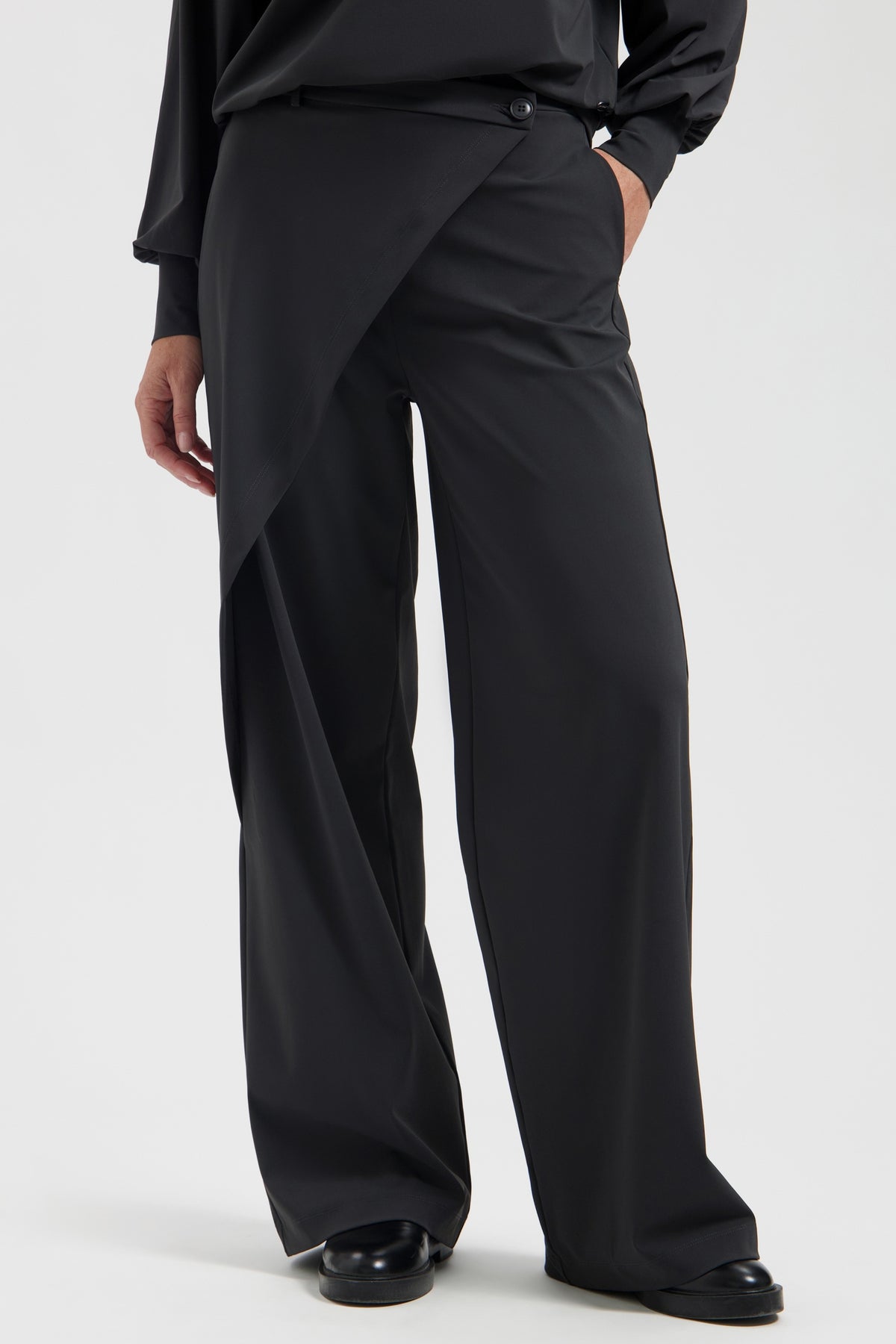 Lady Day Travel Broek Elliot Smokey L14.475.3601, comfortabele reisbroek met strakke pasvorm en in stijlvolle grijstint.