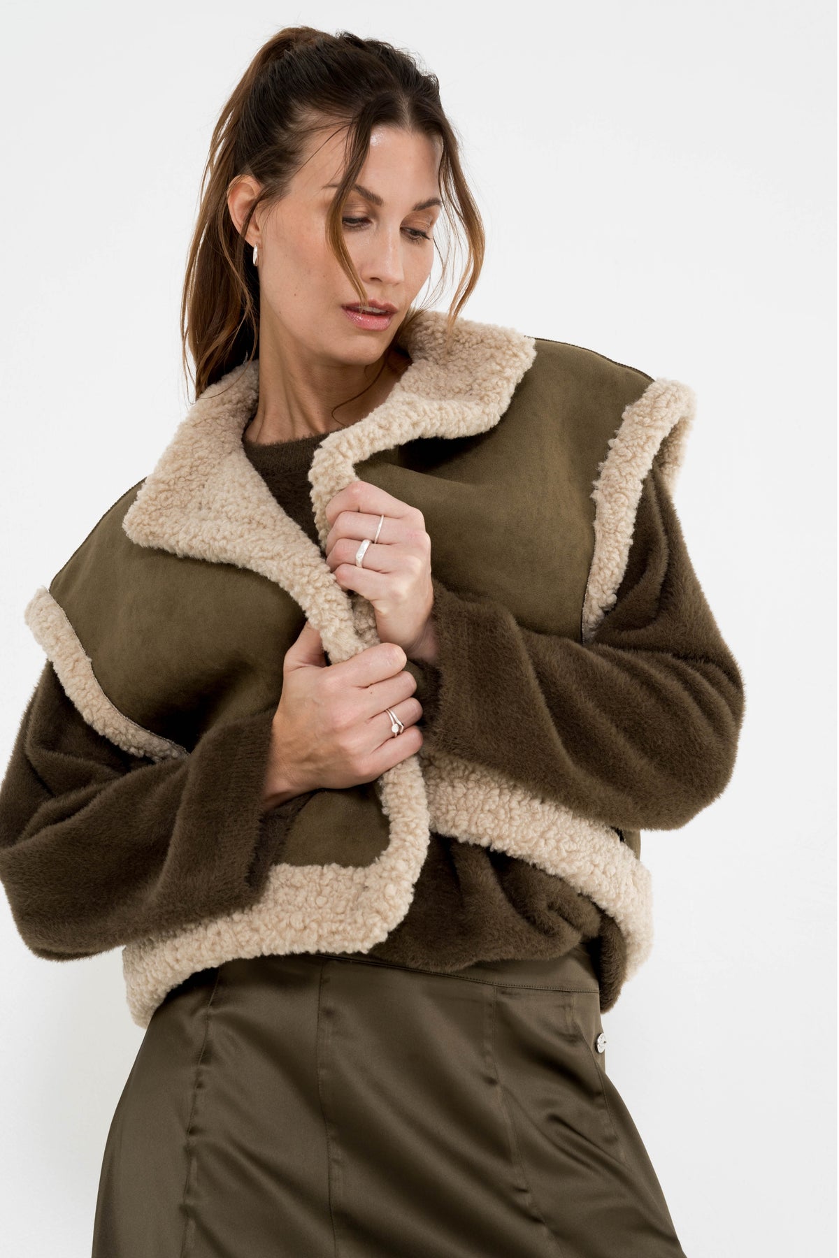 Gilet Ventura Moss van Maicazz & Zizo, donkergroene gewatteerde bodywarmer met rits en opstaande kraag, gedragen door een persoon.
