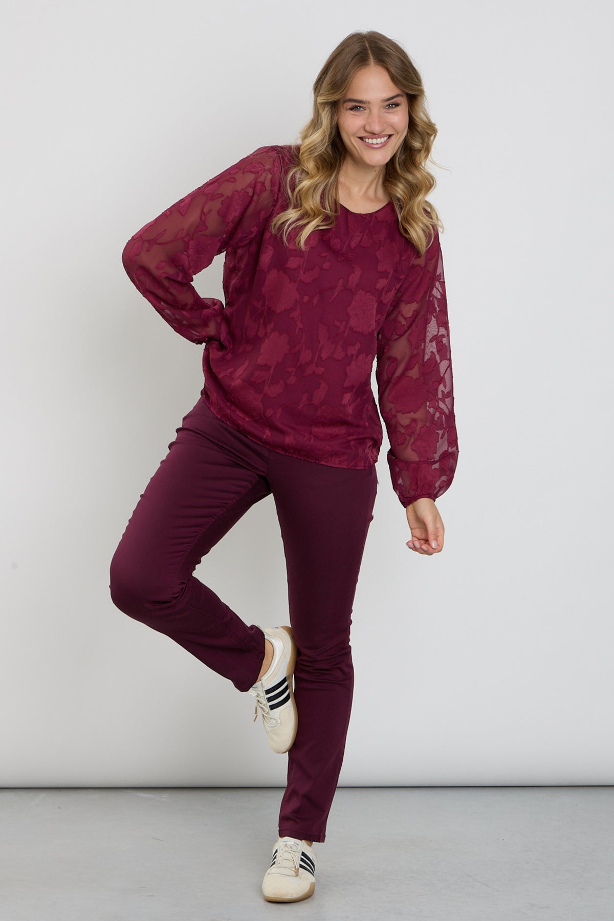 Lichte herenbroek van Enjoy met 5 zakken, model Port 927049, zichtbaar in een blauwe kleur en casual stijl.