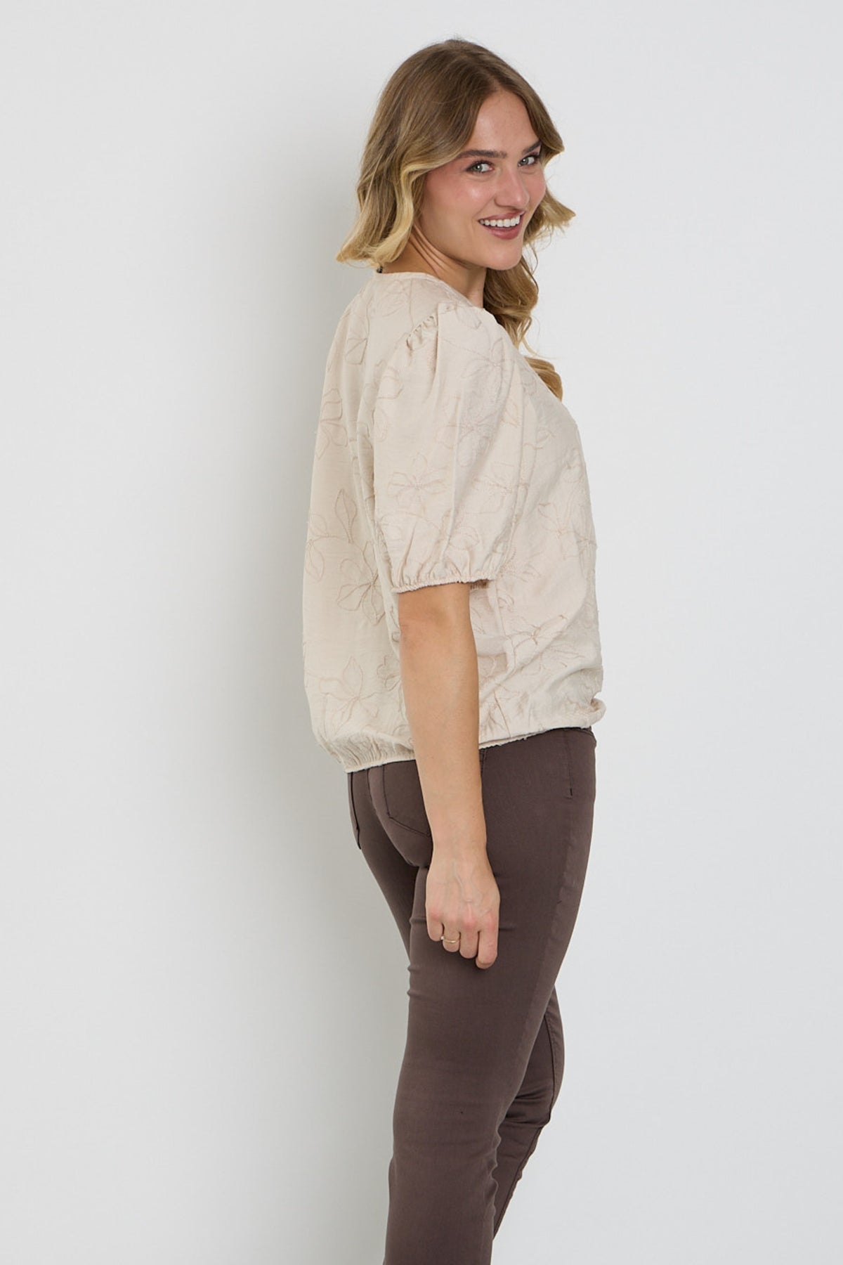 Elegante Enjoy blouse met bloemborduursel in zandkleur, stijlvolle damesblouse met gedetailleerd bloemenpatroon.