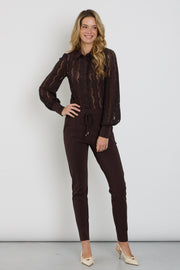 Mi Piace bonded reisbroek in espresso kleur met comfortabele pasvorm en stijlvolle uitstraling, zichtbaar in de afbeelding.