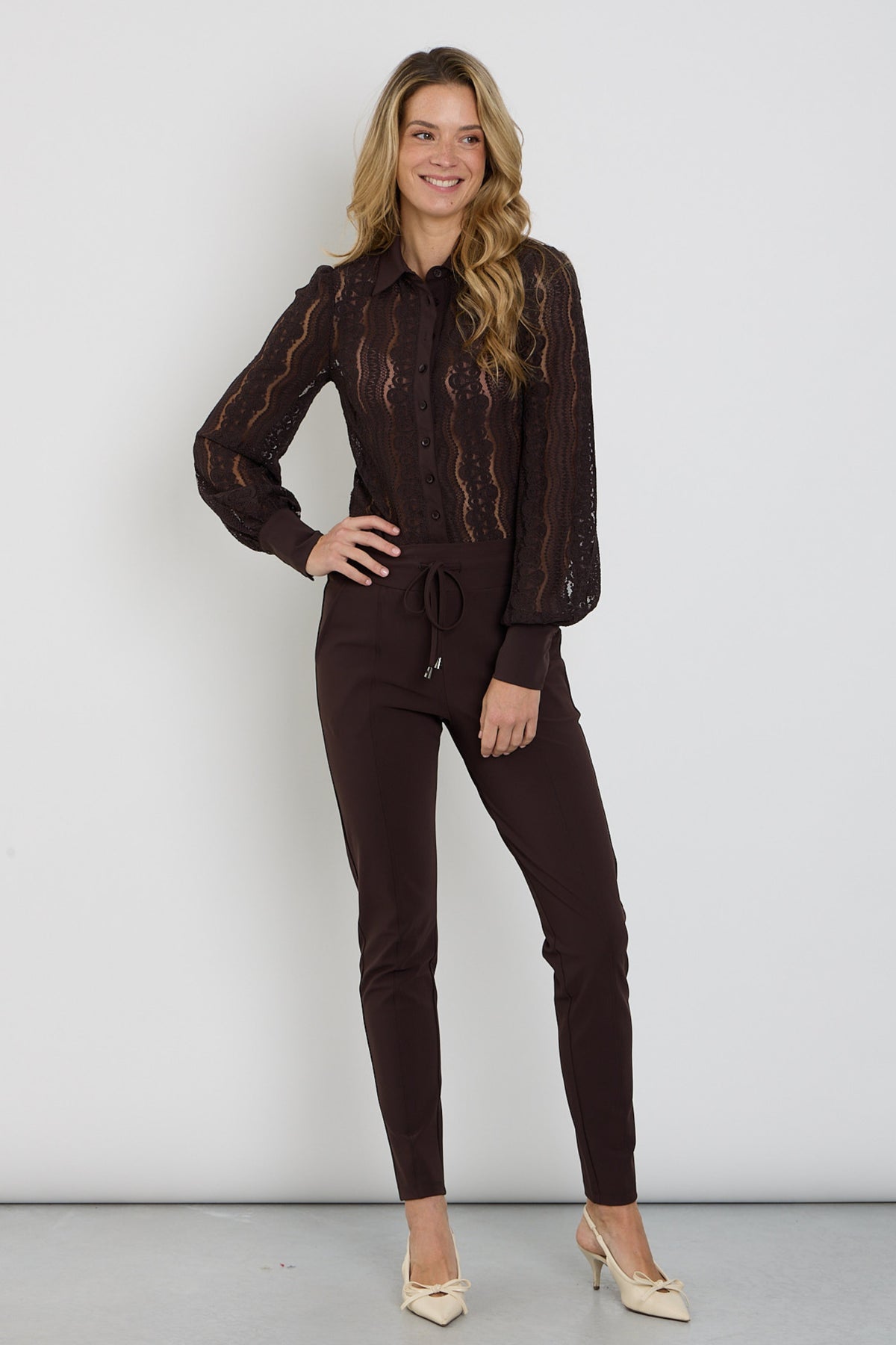Mi Piace bonded reisbroek in espresso kleur met comfortabele pasvorm en stijlvolle uitstraling, zichtbaar in de afbeelding.