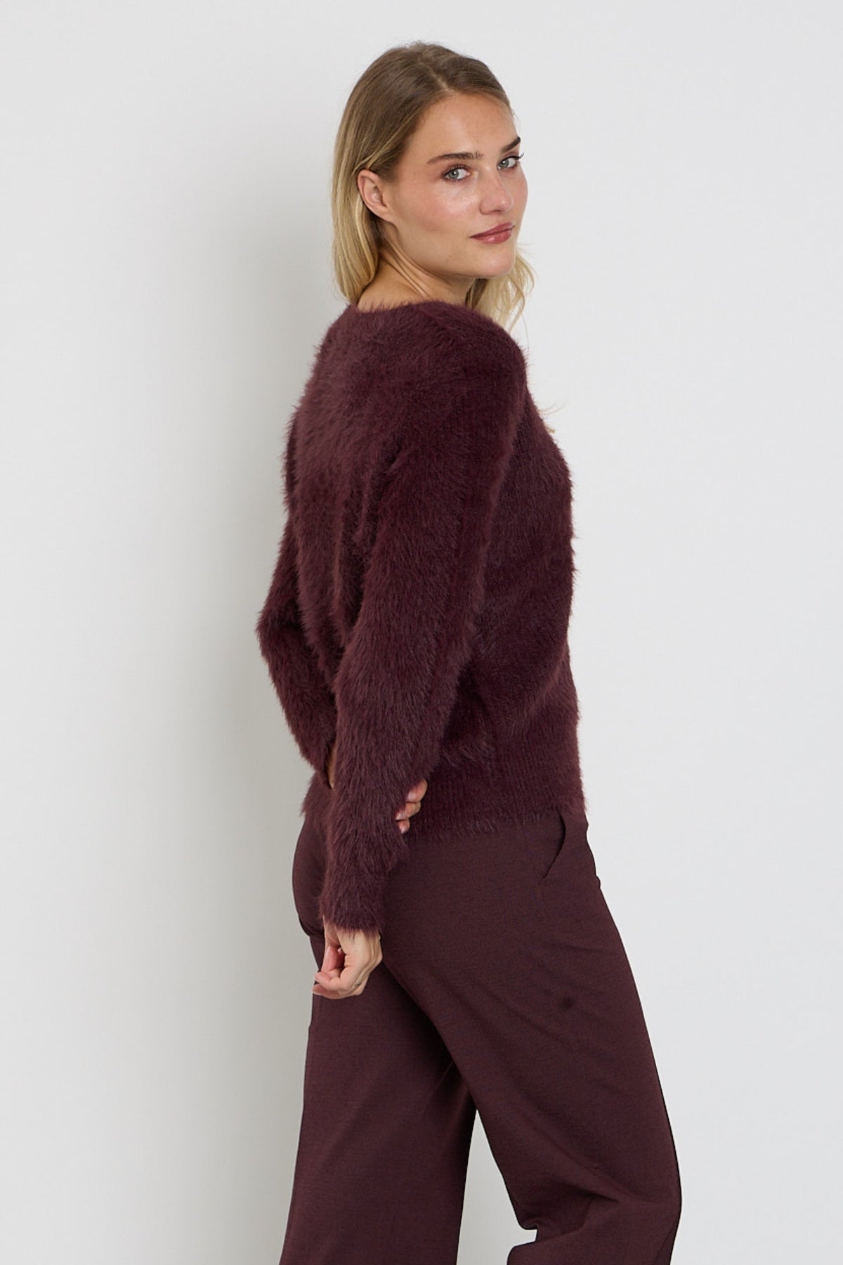 Fuzzy bordeaux vest van Red Button met zachte textuur en comfortabele pasvorm, geschikt voor casual en winterdagen.
