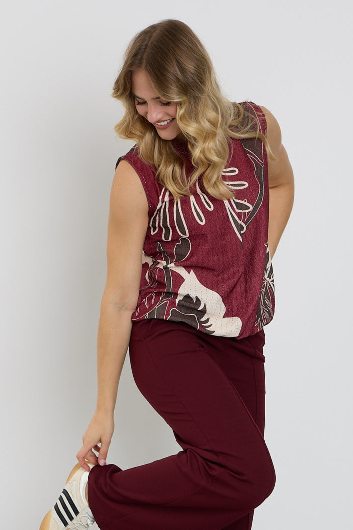 Enjoy blouse met bladprint in portstijl, licht en luchtig met lange mouwen en losse pasvorm, geschikt voor casual dragen.